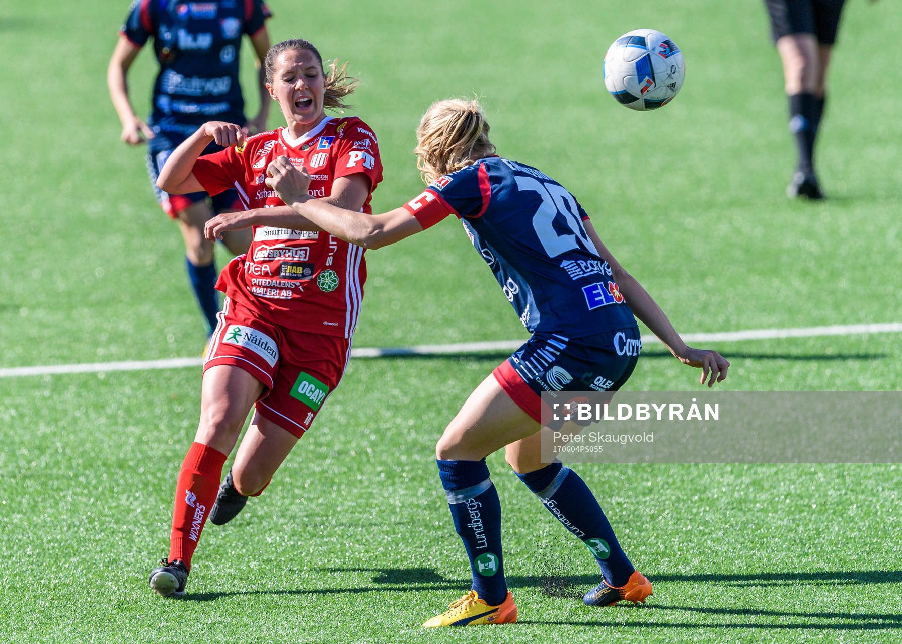 Piteås Felicia Karlsson försöker gå förbi Linköpings