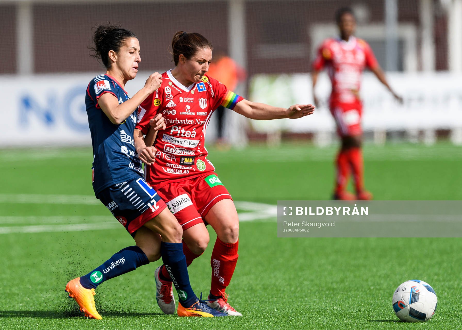 Linköpings Claudia Neto i kamp med Piteås Josefin Johansson under fotbollsmatchen i Damallsvenskan mellan Piteå och Linköping den 4 Juni 2017 i Piteå.