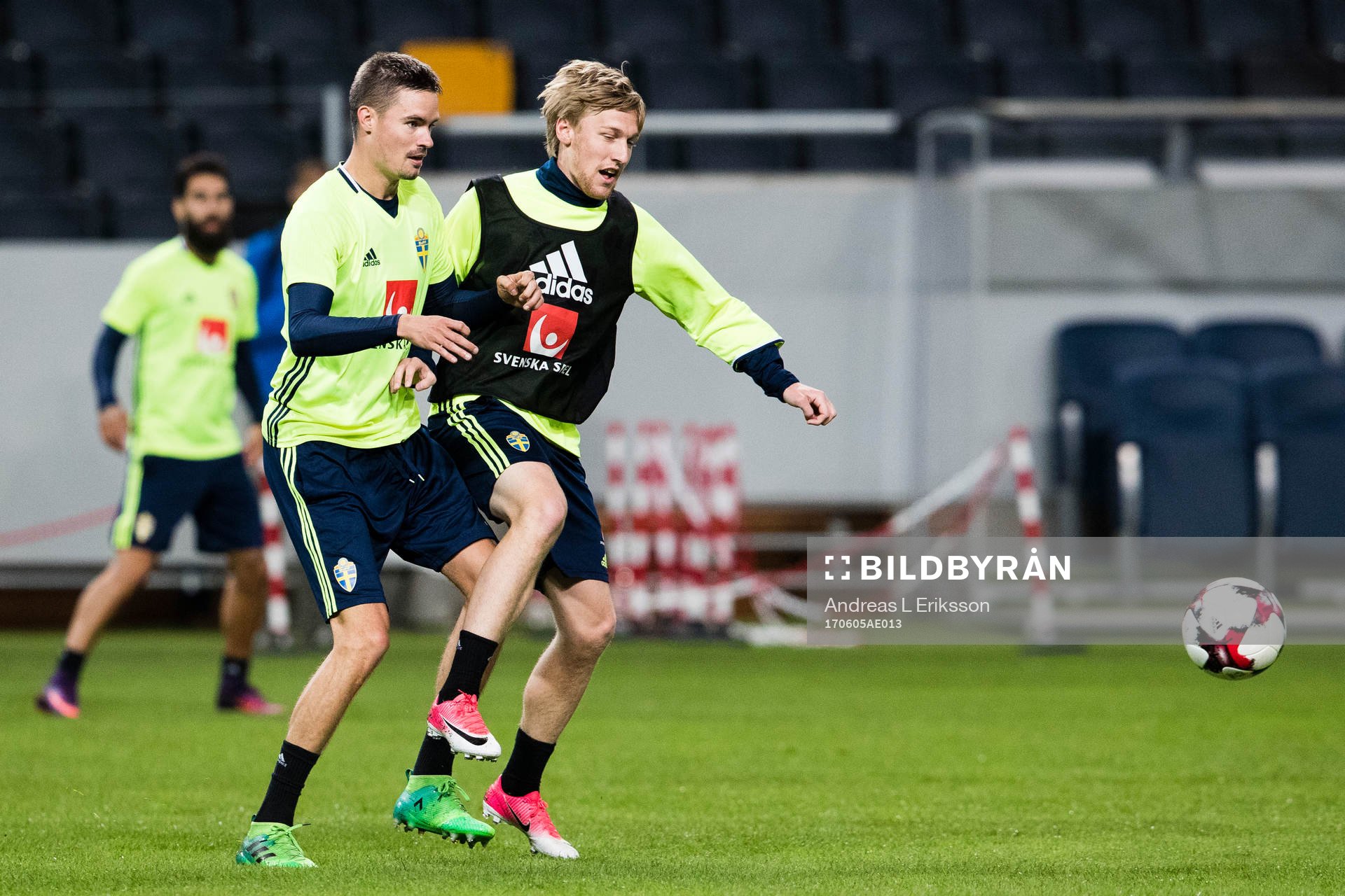 Sveriges Mikael Lustig i kamp om bollen med Emil Forsberg