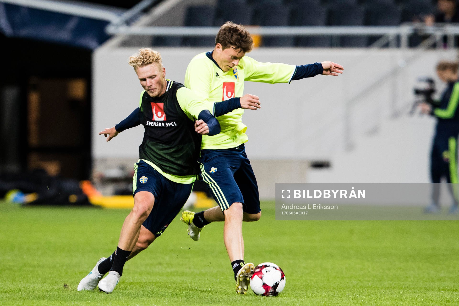 Sveriges Oscar Hiljemark i kamp om bollen med Victor