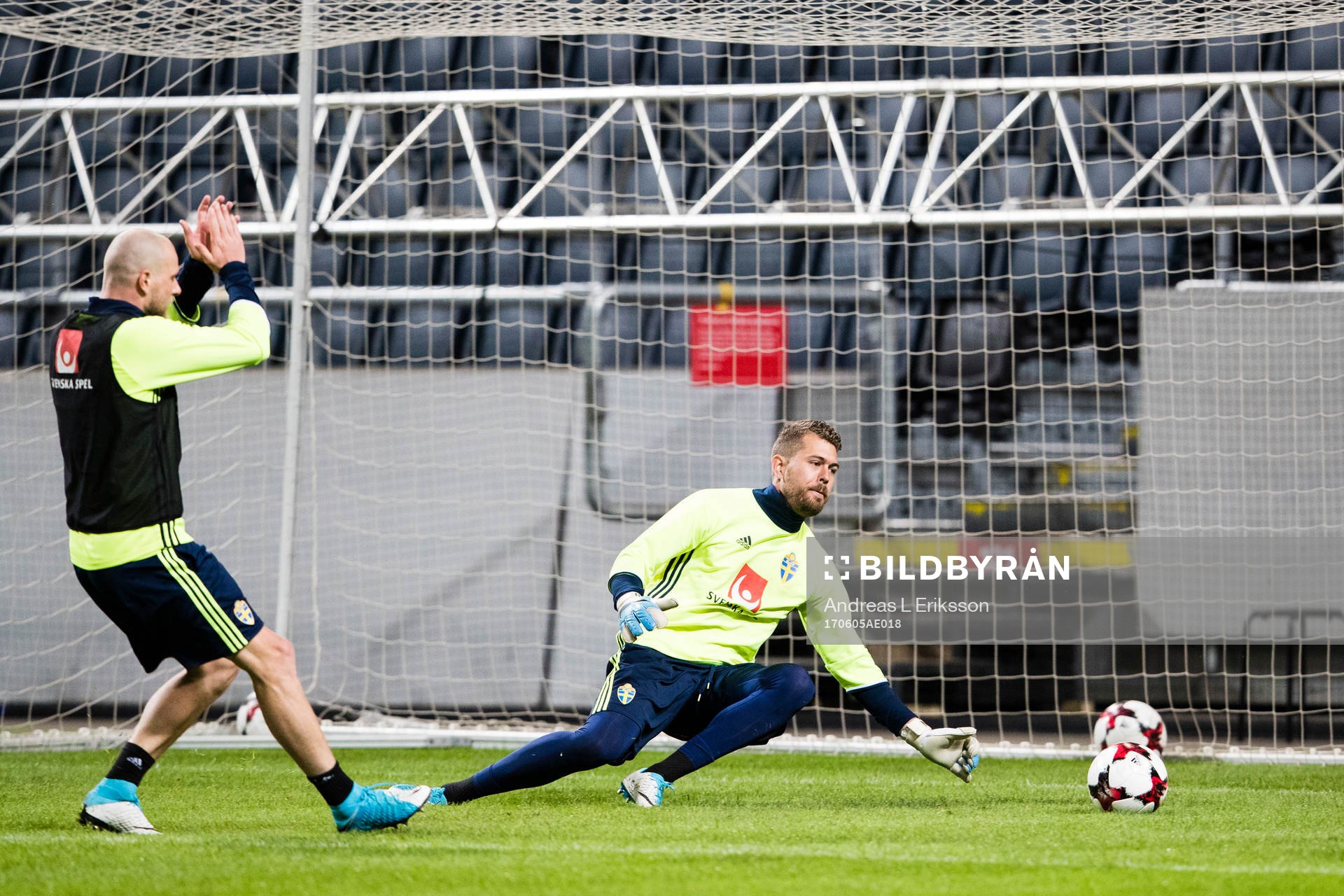Sveriges John Guidetti och målvakt Kristoffer Nordfeldt