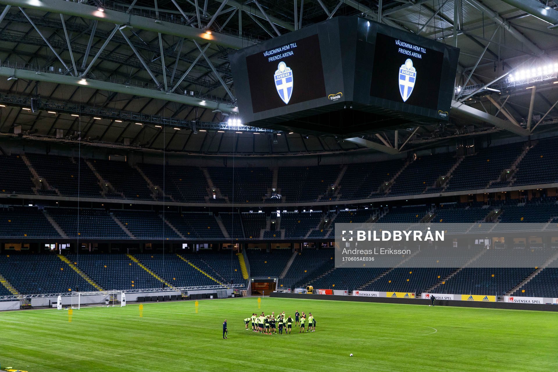 Spelare och ledare samlas på planen