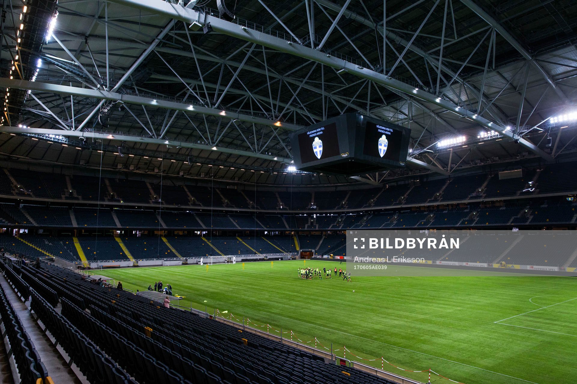 Spelare och ledare samlas på planen under en träning med Sveriges fotbollslandslag den 5 juni 2017 i Stockholm. 