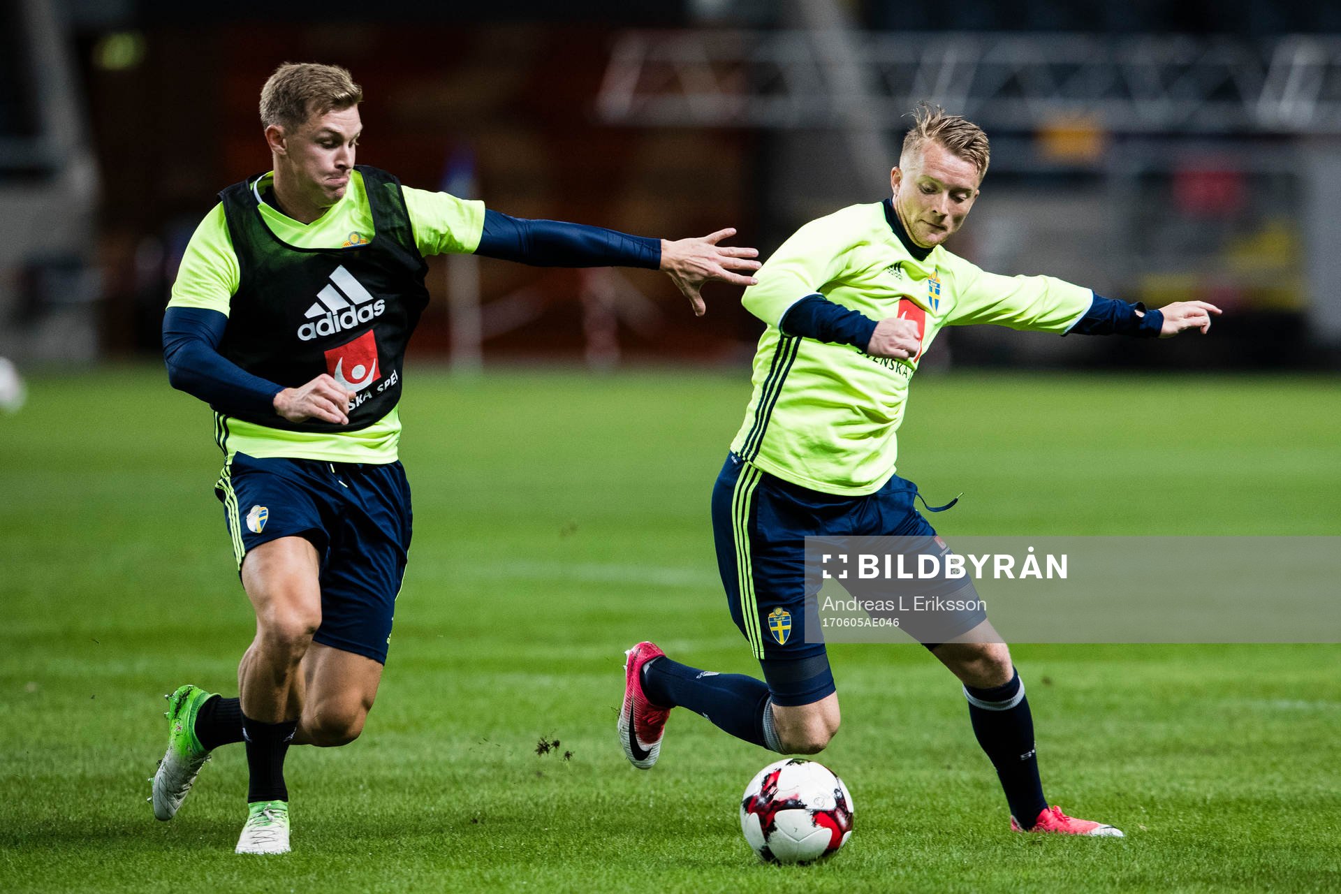 Sveriges Emil Krafth i kamp om bollen med Sam Larsson