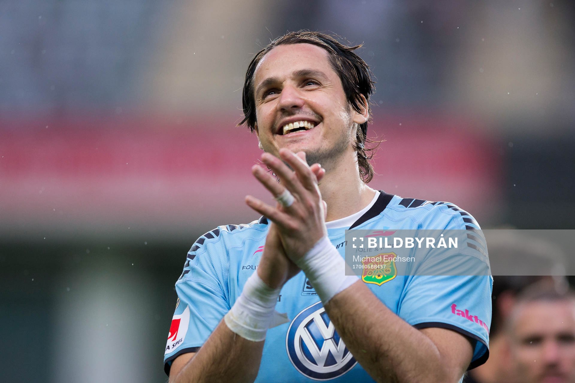 GAIS målvakt Damir Mehic tackar publiken efter fotbollsmatchen i Superettan mellan GAIS och Trelleborg den 5 juni 2017 i Göteborg.