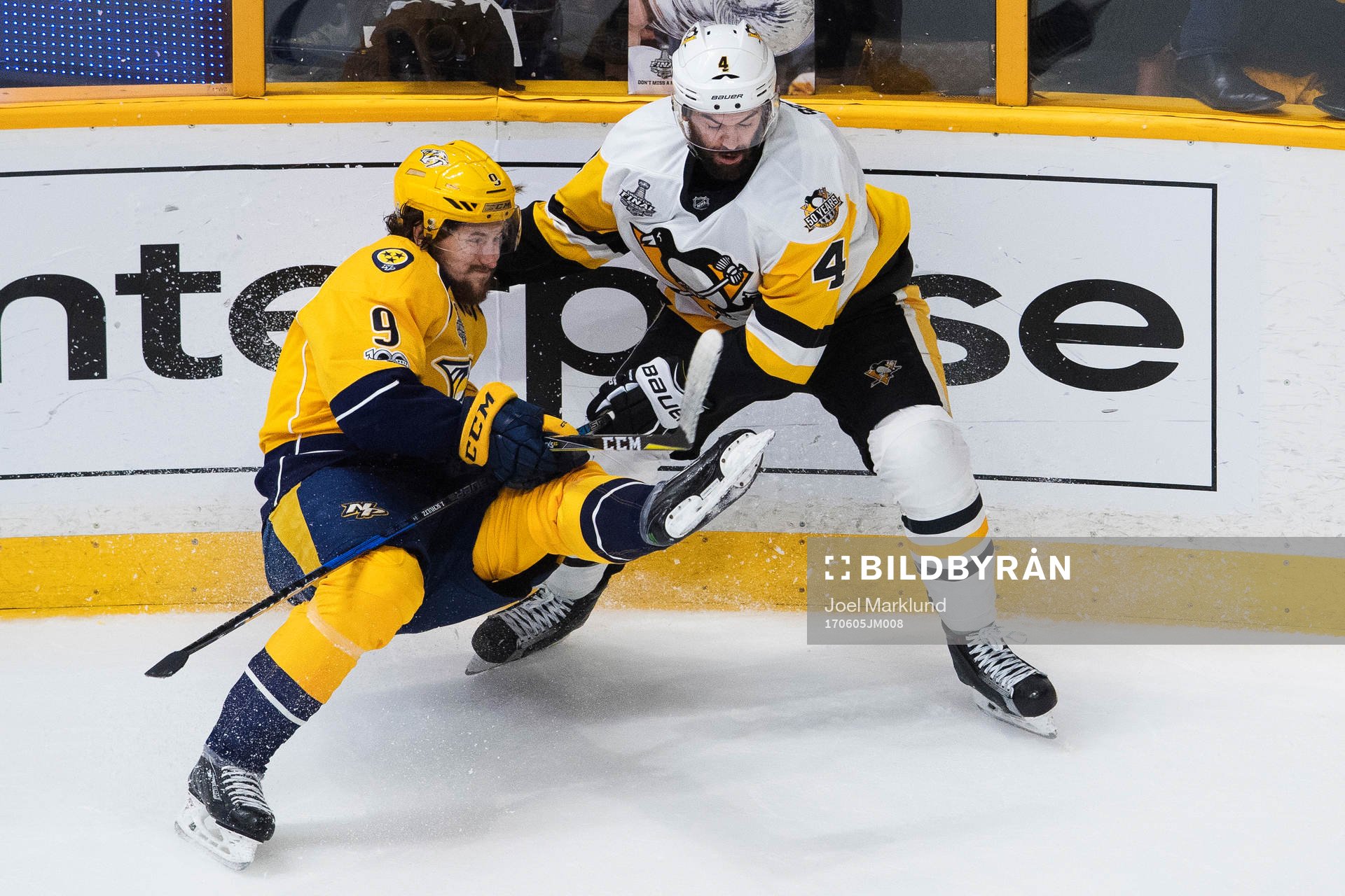 Nashvilles Filip Forsberg i en duell med Pittsburghs Justin