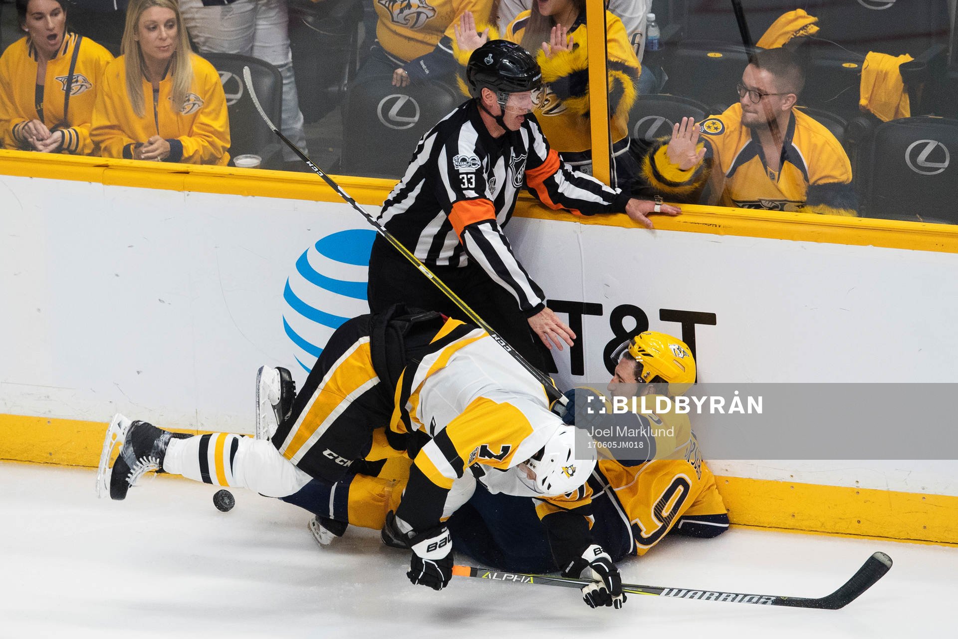 Pittsburghs Matt Cullen i en duell med Nashvilles Filip