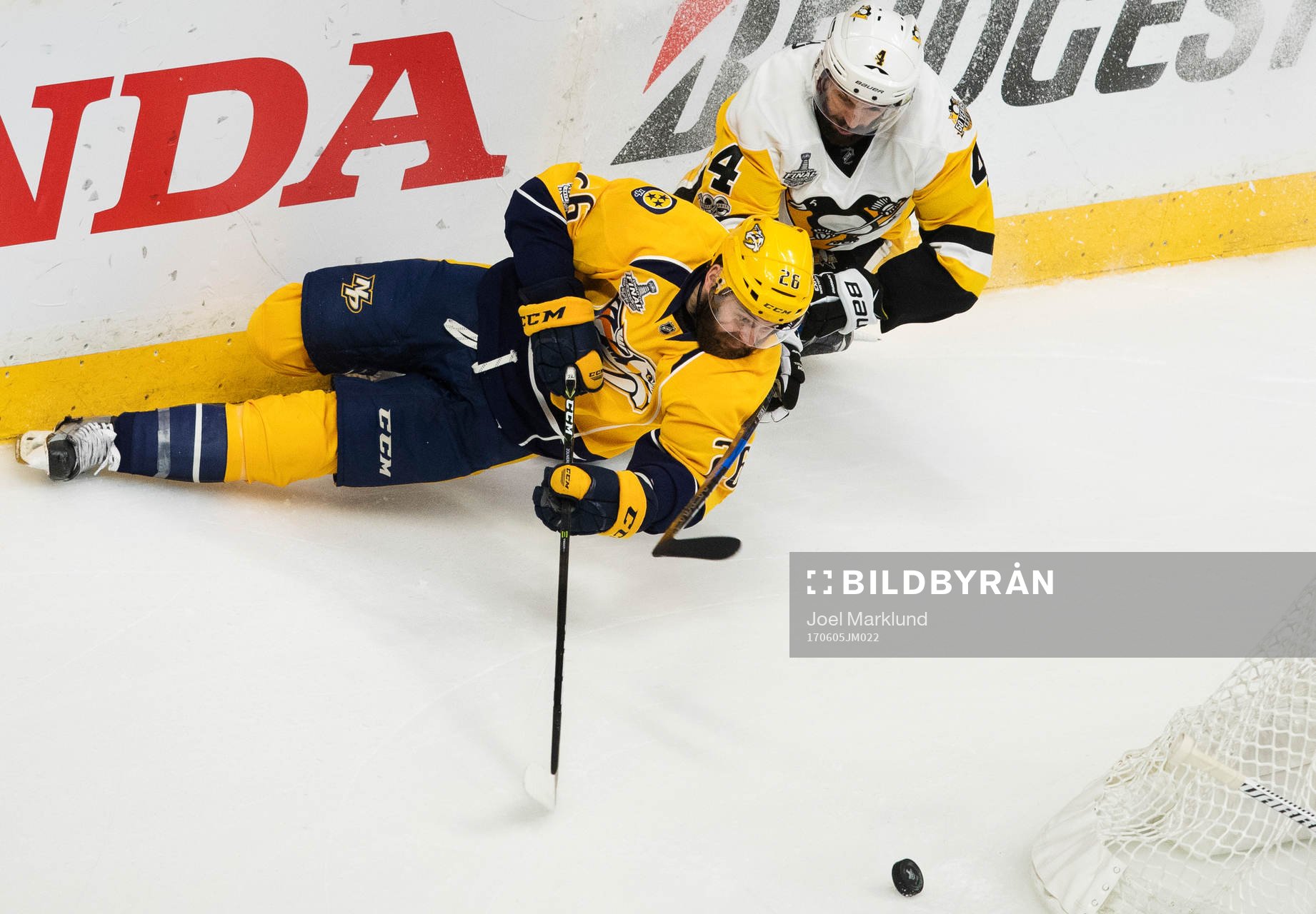 Nashvilles Harry Zolnierczyk i en duell med Pittsburghs