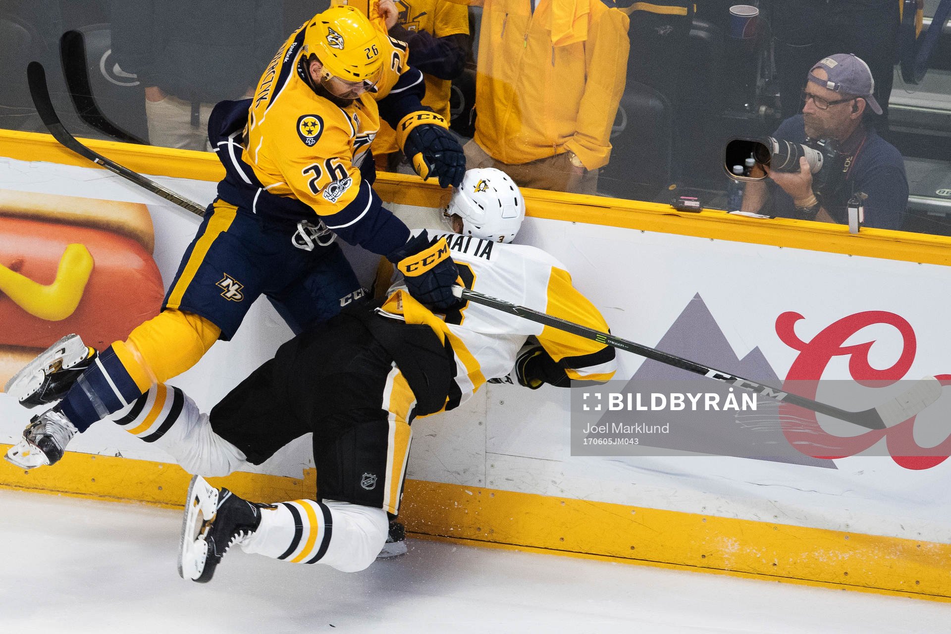 Nashvilles Harry Zolnierczyk tacklar Pittsburghs Olli Maatta
