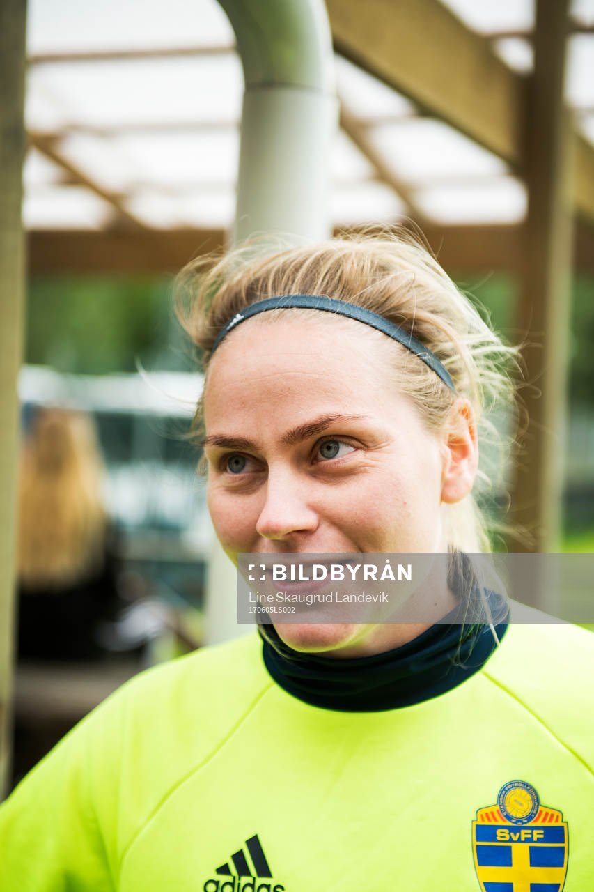 Lisa Dahlkvist intervjuas efter en träning med det svenska damlandslaget i fotboll den 5 juni 2017 i Göteborg.
