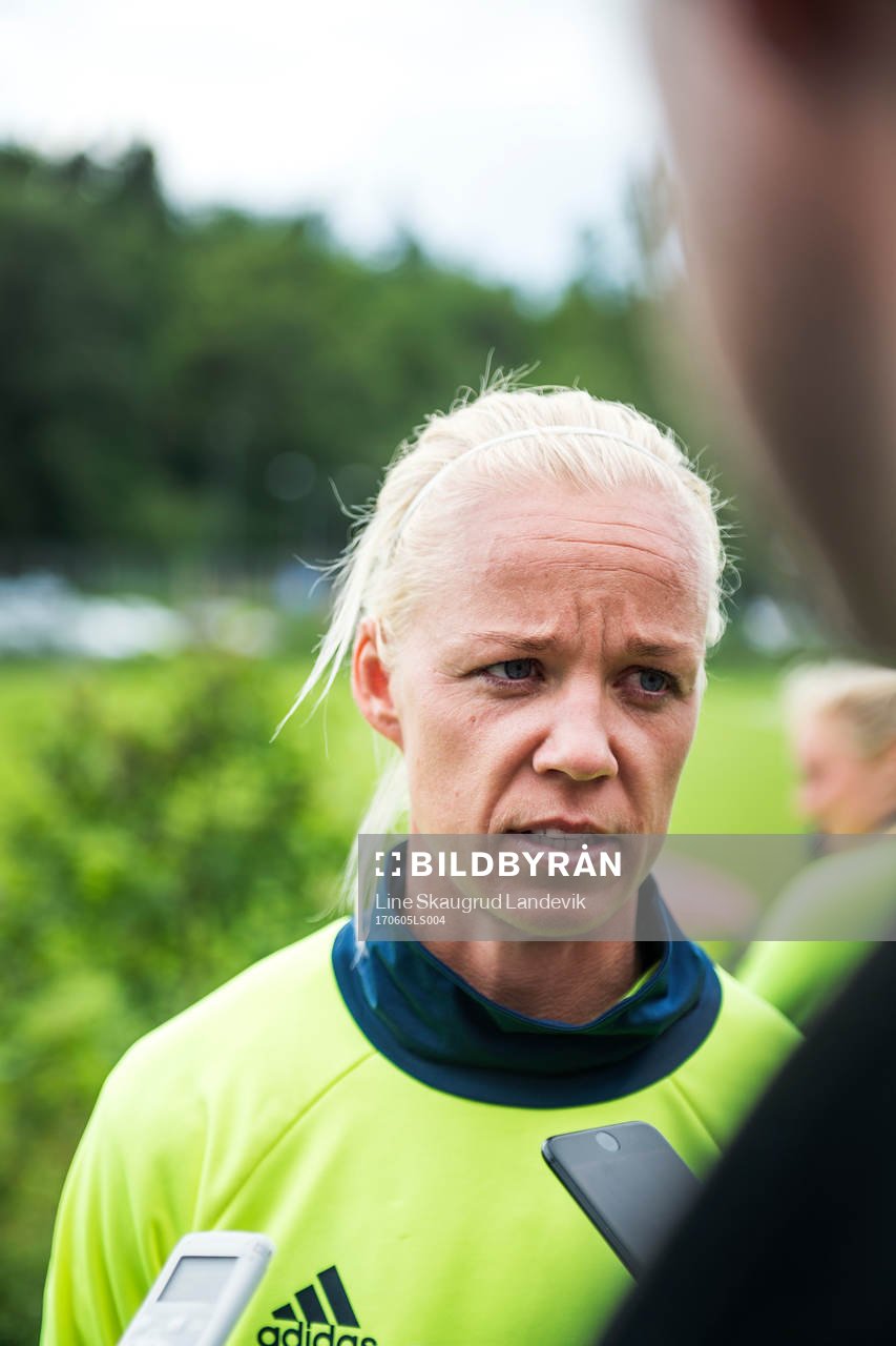 Caroline Seger intervjuas efter en träning med det svenska damlandslaget i fotboll den 5 juni 2017 i Göteborg.