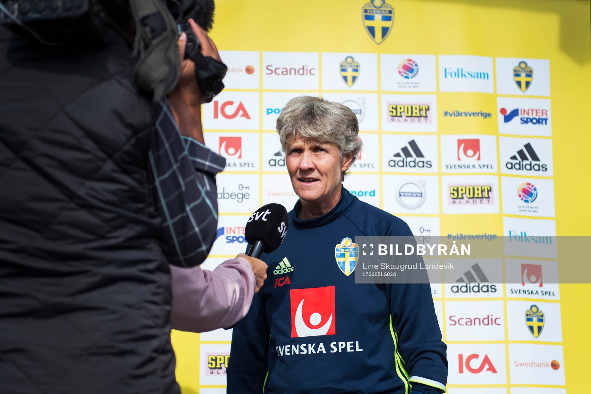 Förbundskapten Pia Sundhage intervjuas av SVT efter en träning med det svenska damlandslaget i fotboll den 5 juni 2017 i Göteborg.
