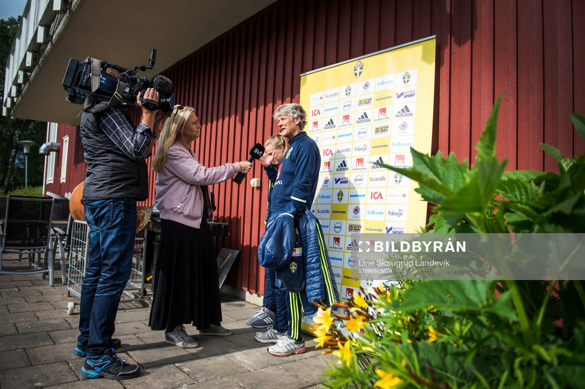 Förbundskapten Pia Sundhage intervjuas av SVT efter en träning med det svenska damlandslaget i fotboll den 5 juni 2017 i Göteborg.
