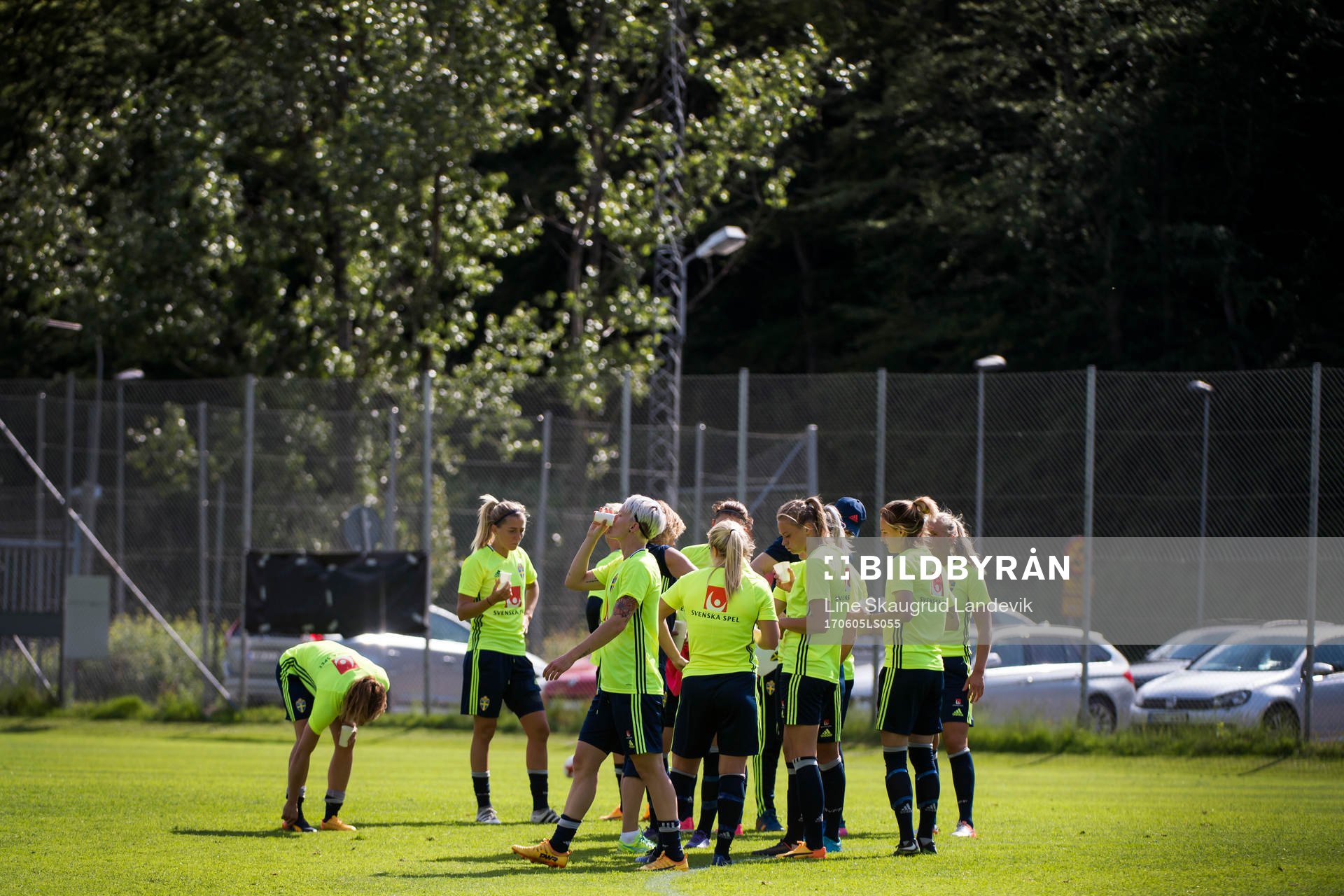 Delar av laget samlas under en träning med det svenska damlandslaget i fotboll den 5 juni 2017 i Göteborg.