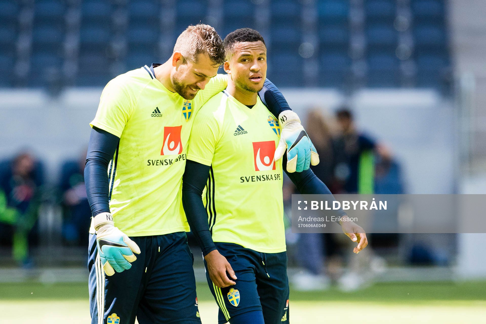 Sveriges målvakt Kristoffer Nordfeldt och Martin Olsson under en träning med Sveriges fotbollslandslag den 6 juni 2017 i Stockholm.