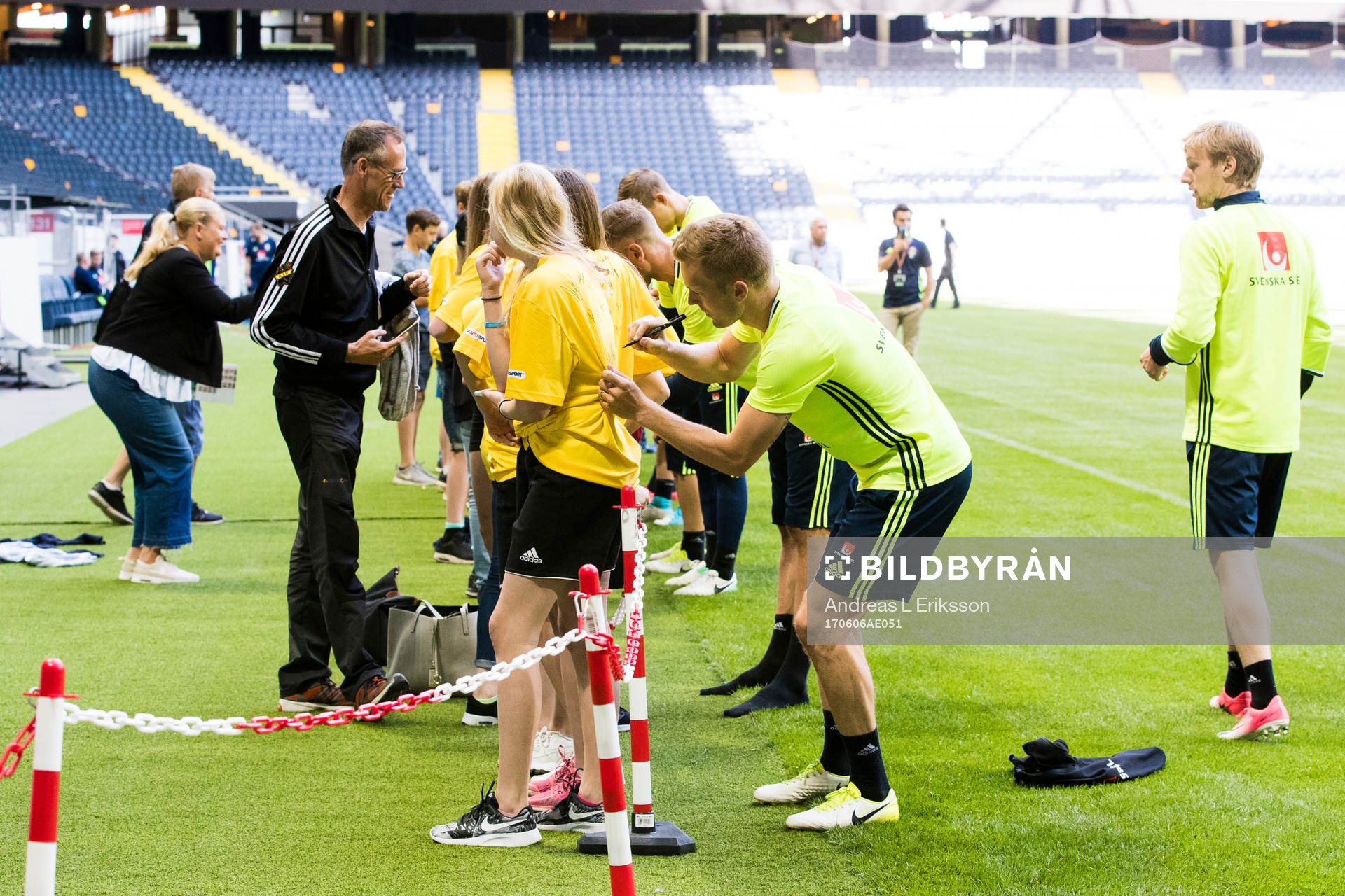 Sveriges Sebastian Larsson skriver autografer