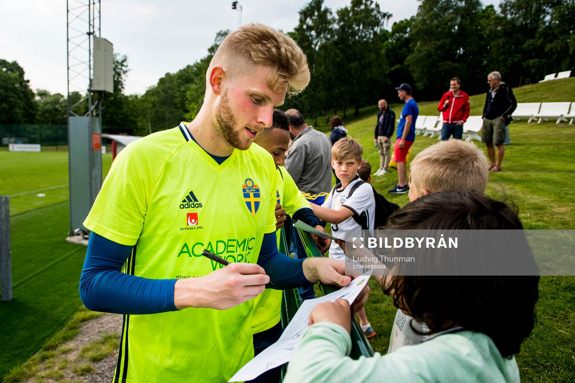 Målvakt Anton Cajtoft skriver autografer