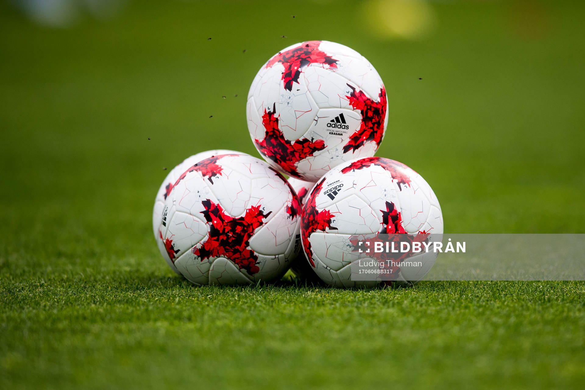 Tre fotbollar på hög