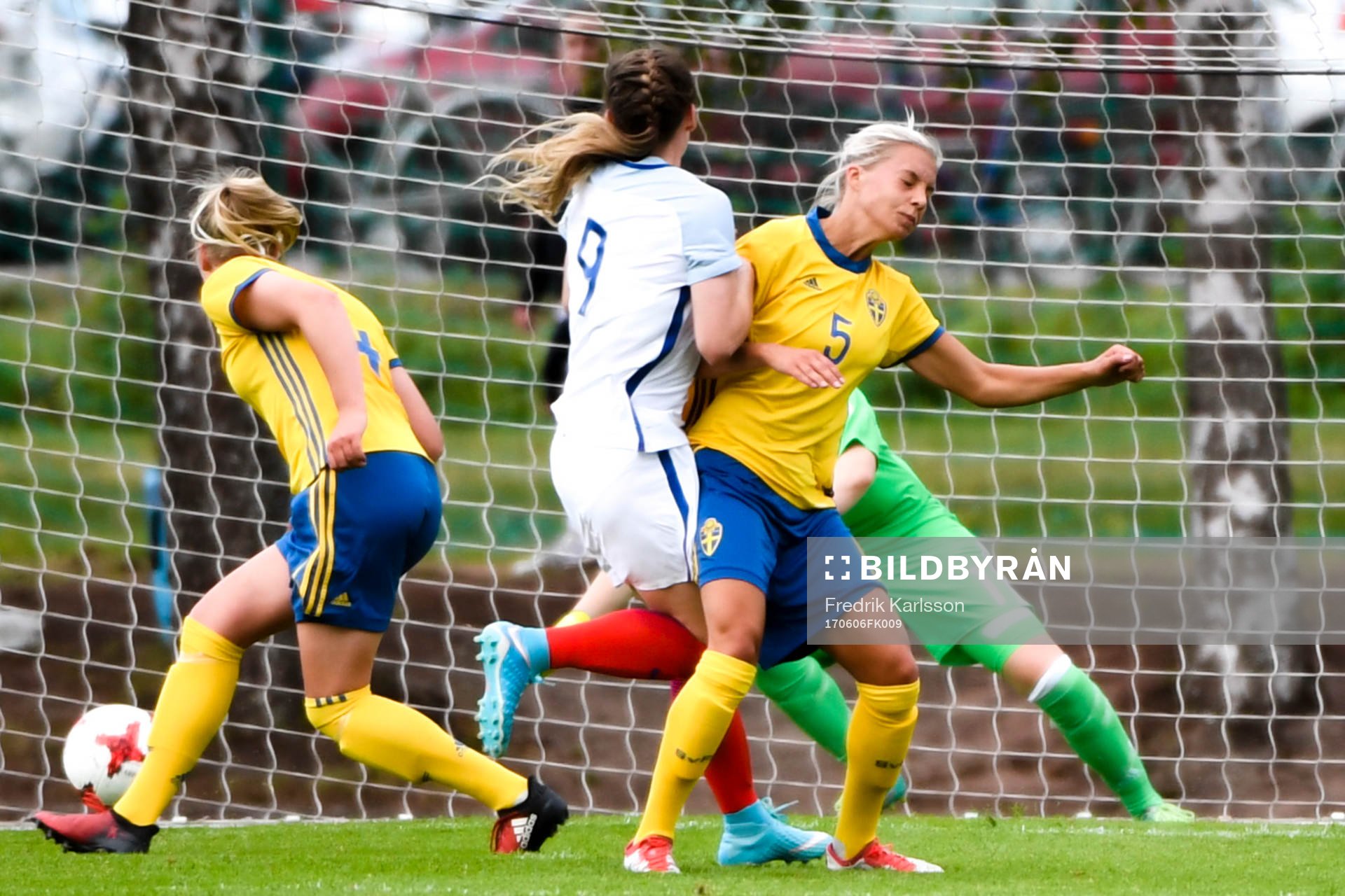 Sveriges Ellen Löfqvist och Lotta Ökvist vid Englands 0-2