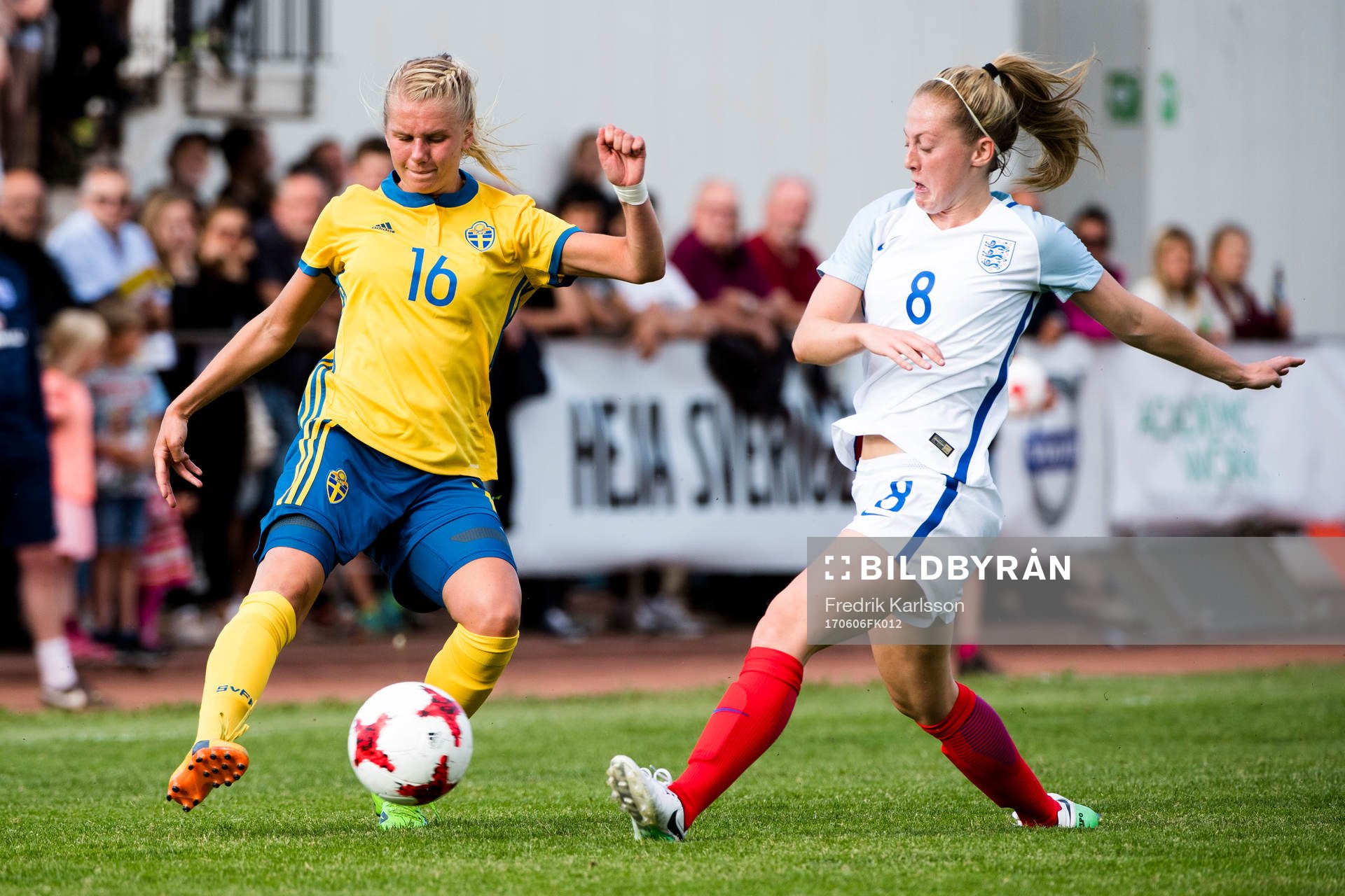 Sveriges Nellie Lilja och Englands Keira Walsh