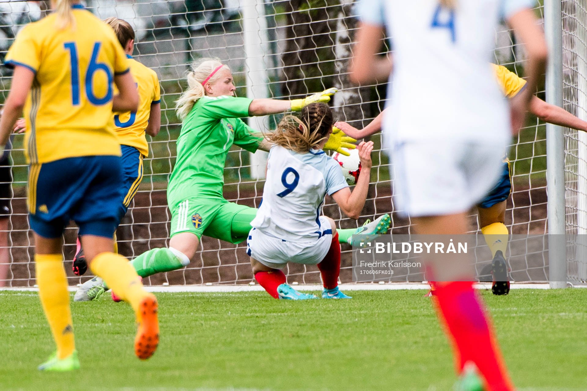 Englands Claudia Walker gör 0-1 bakom Sveriges målvakt