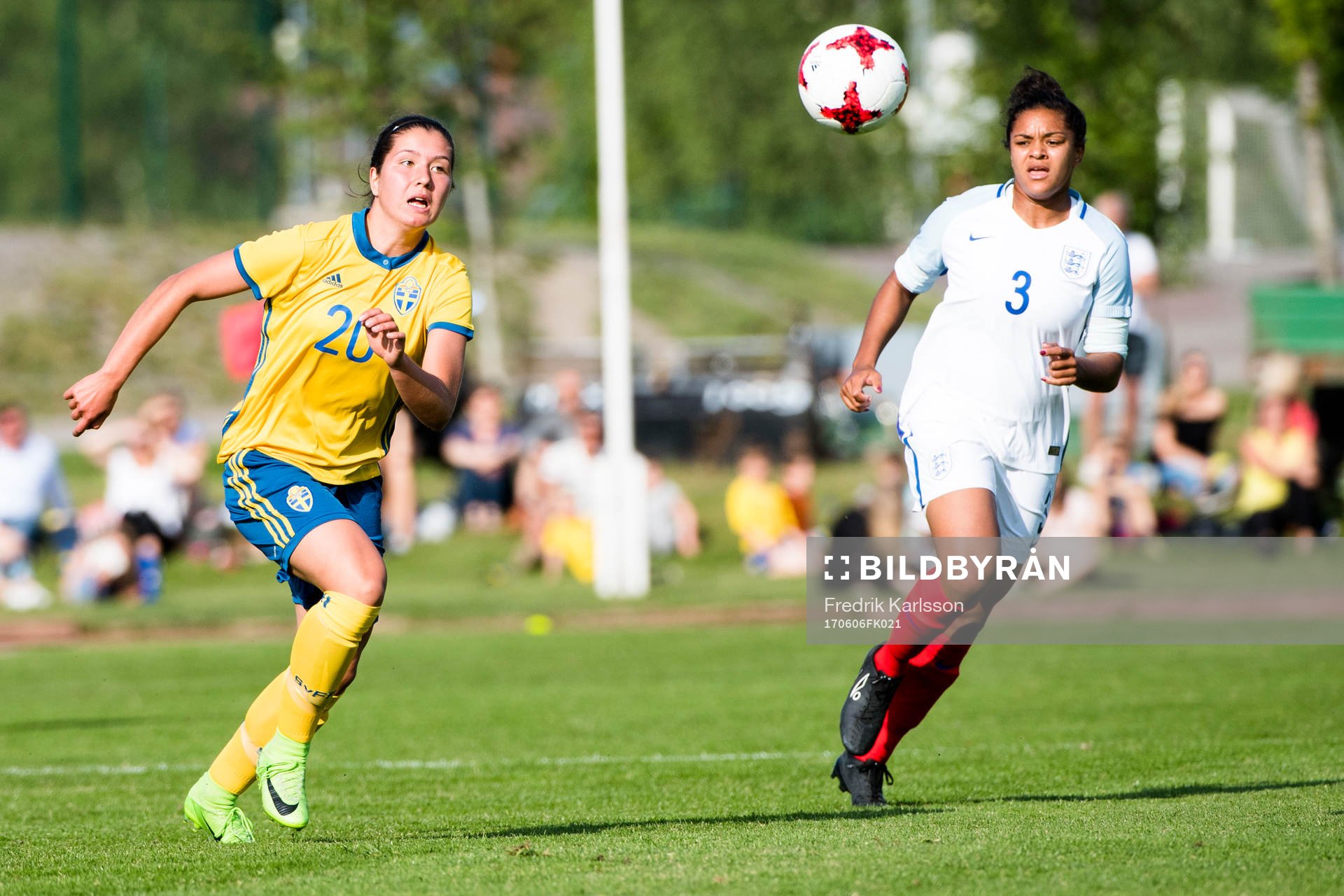 Sveriges Loreta Kullashi och Englands Jess Carter