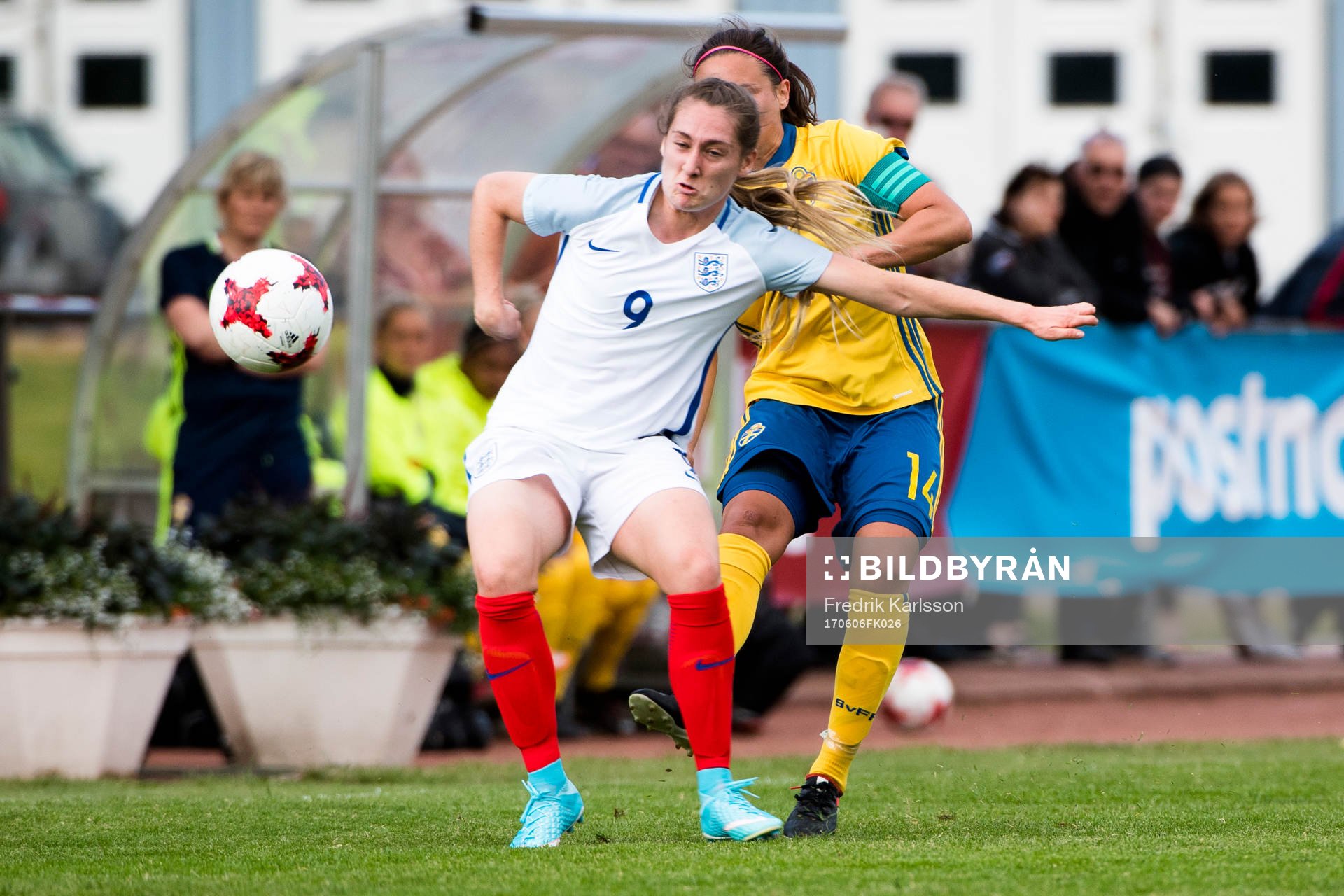 Englands Claudia Walker och Sveriges Alice Nilsson