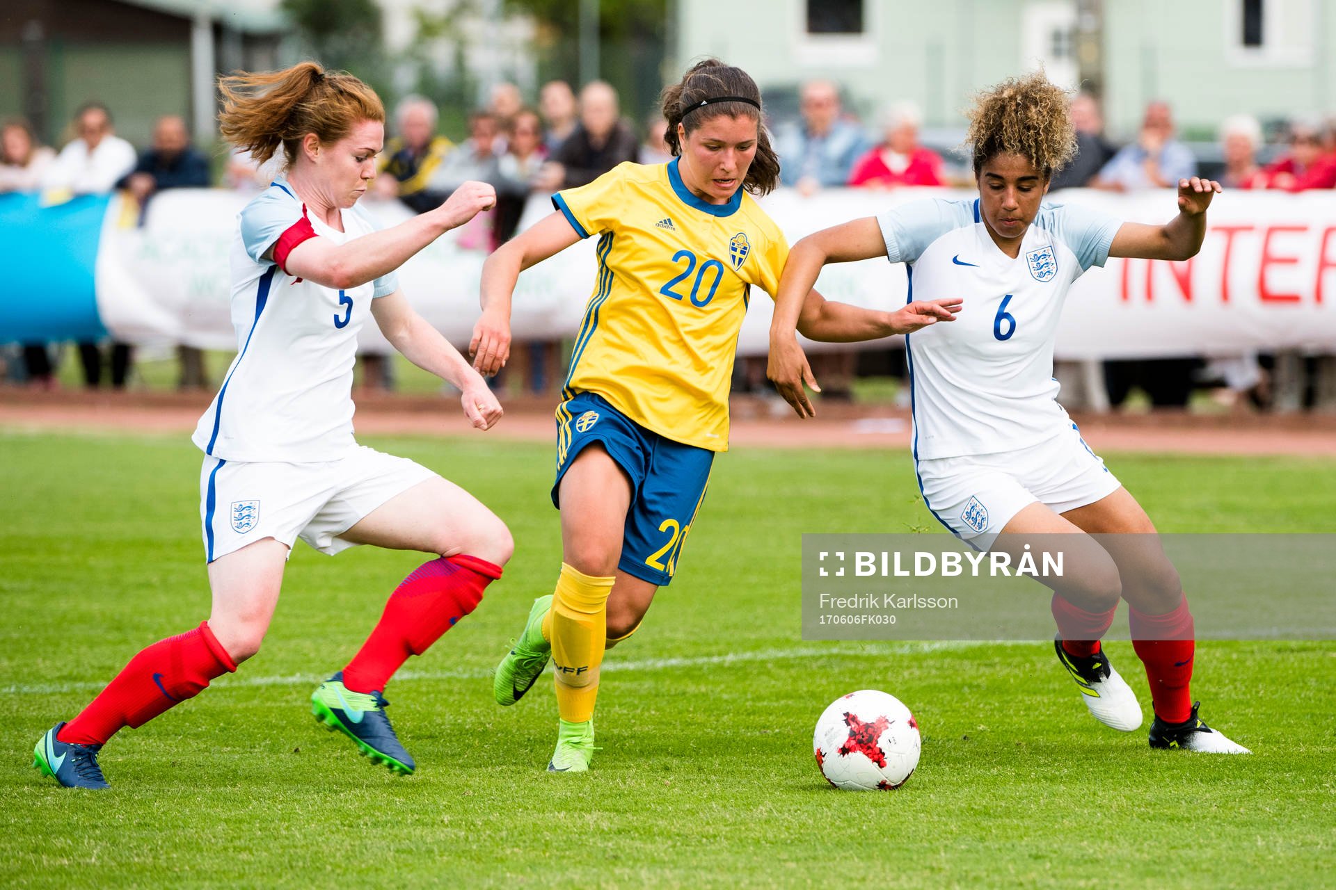 Englands Aiofe Mannion, Sveriges Loreta Kullashi och