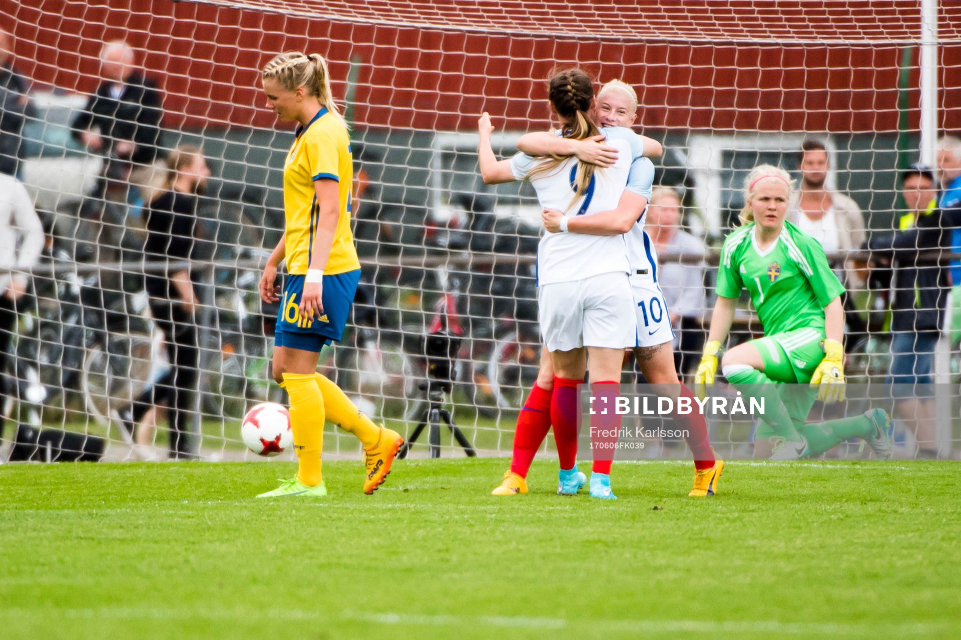 Sveriges Nellie Lilja och målvakt Emma Holmgren deppar