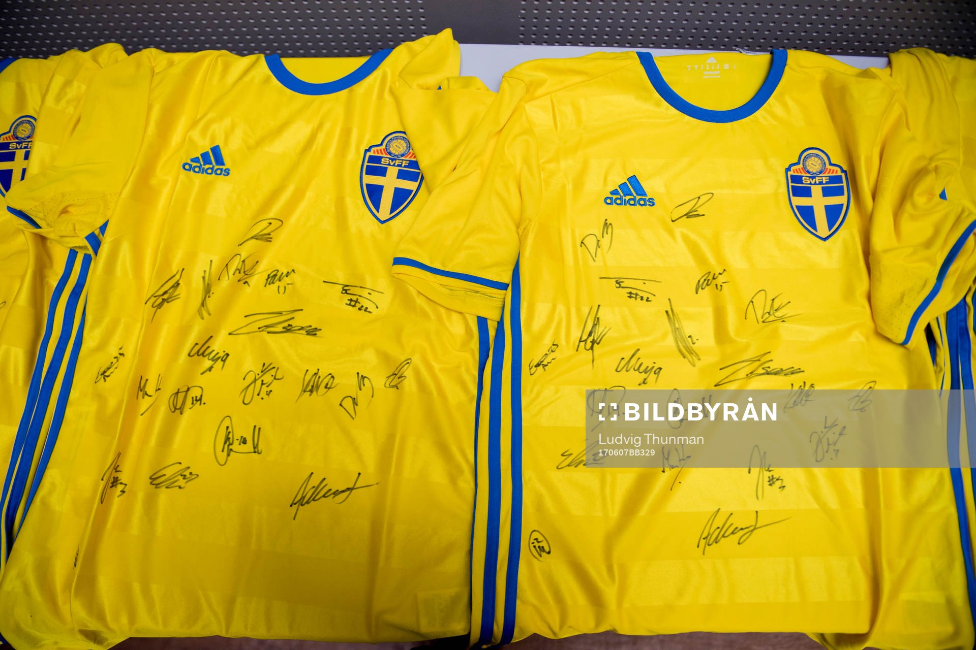 Matchtröjor där spelarna har skrivit autografer ligger
