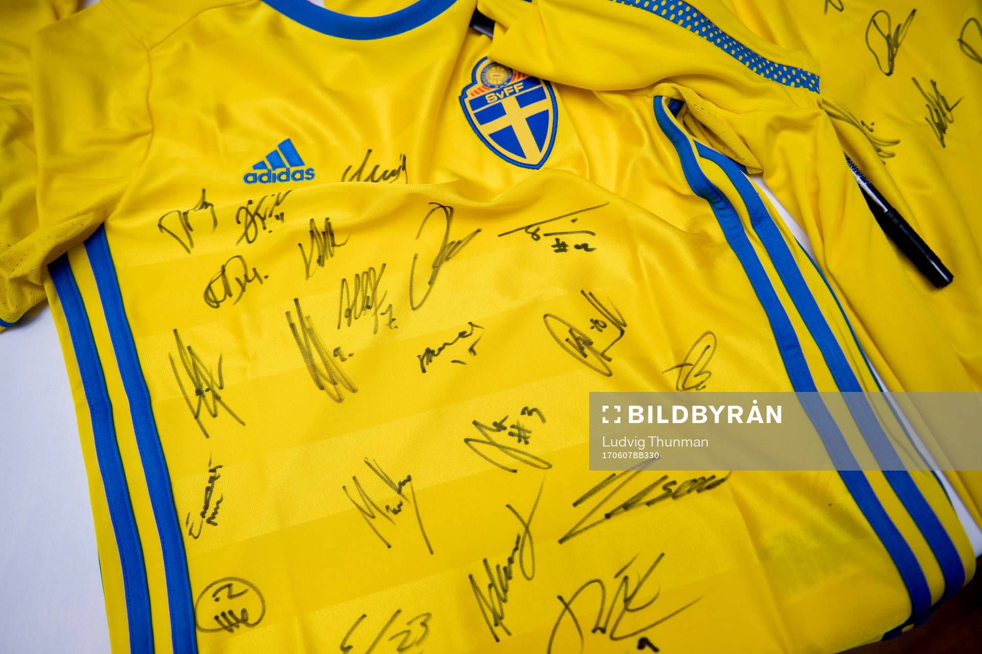 Matchtröjor där spelarna har skrivit autografer ligger