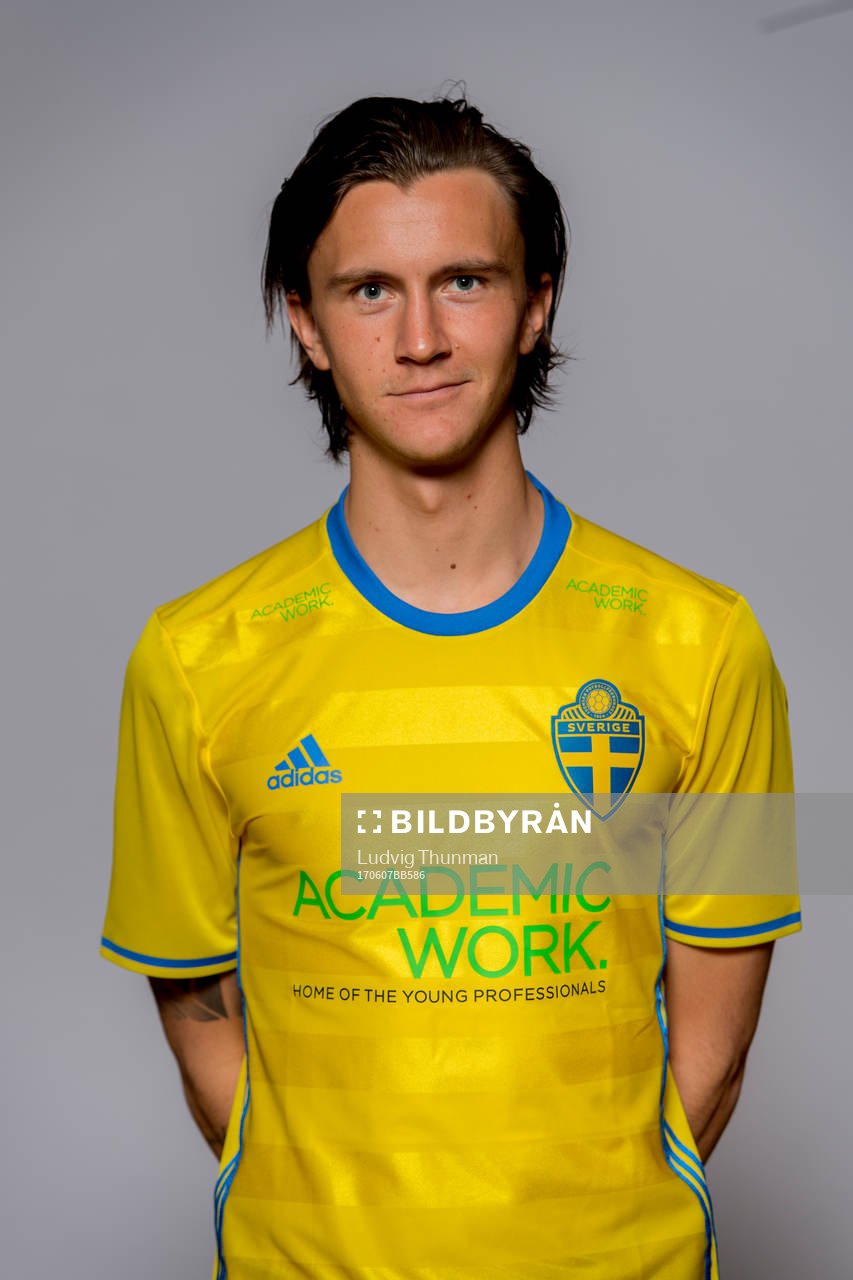 Kristoffer Olsson oserar för ett porträtt