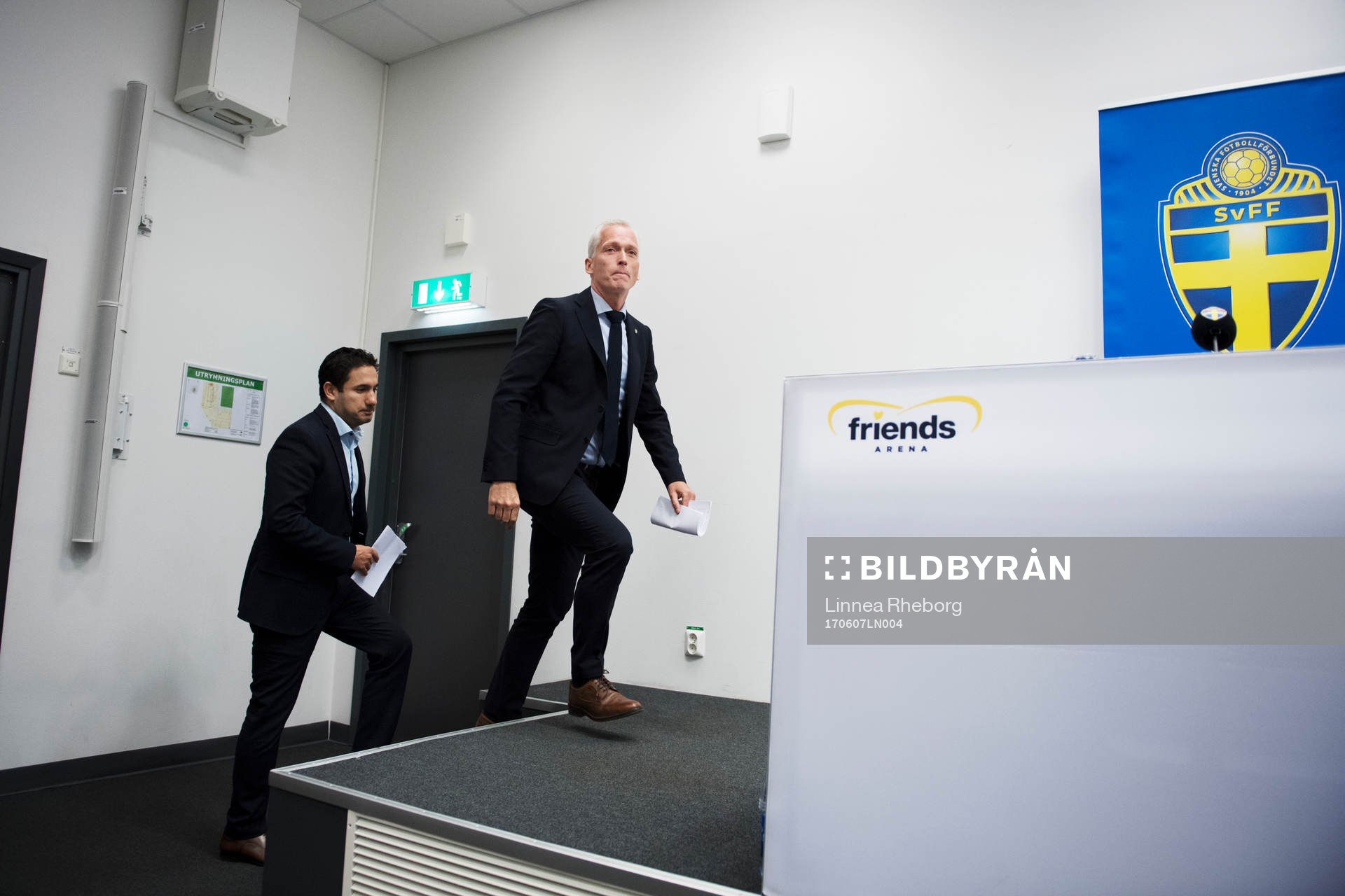 Civilminister Ardalan Shekarabi och fotbollsförbundets generalsekreterare Håkan Sjöstrand under en presskonferens om matchfixning arrangerad av Svenska Fotbollförbundet och regeringen den 7 juni 2017 i Stockholm. 
