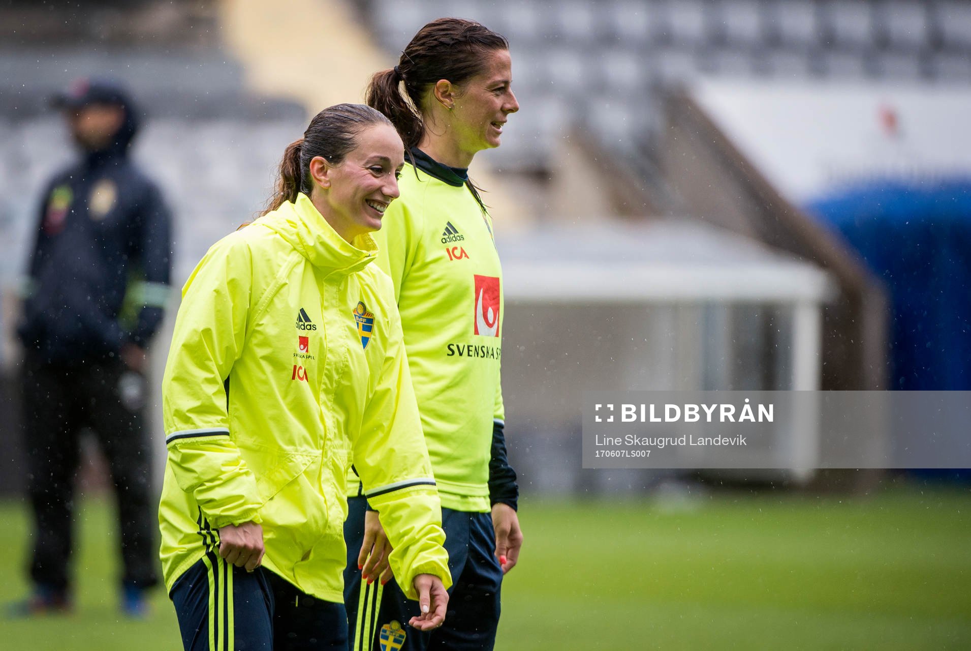 Kosovare Asllani och Lotta Schelin