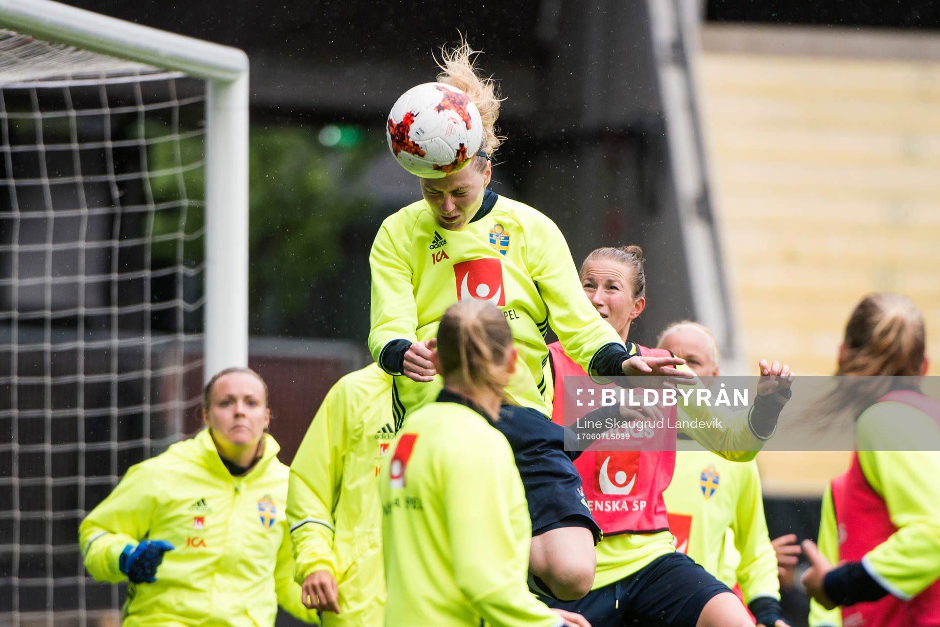 Lisa Dahlkvist nickar undan en boll under en träning med det svenska damlandslaget i fotboll den 7 juni 2017 i Göteborg.