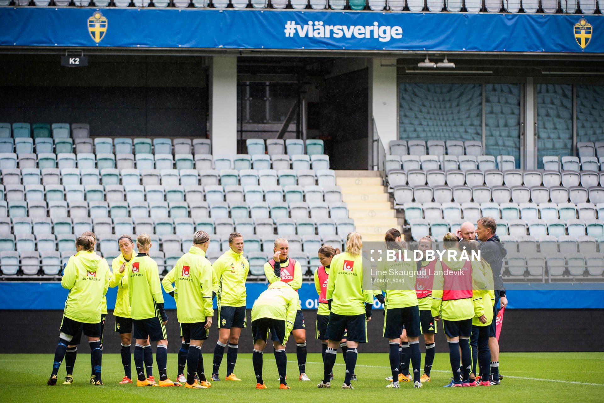 Delar av laget samlas