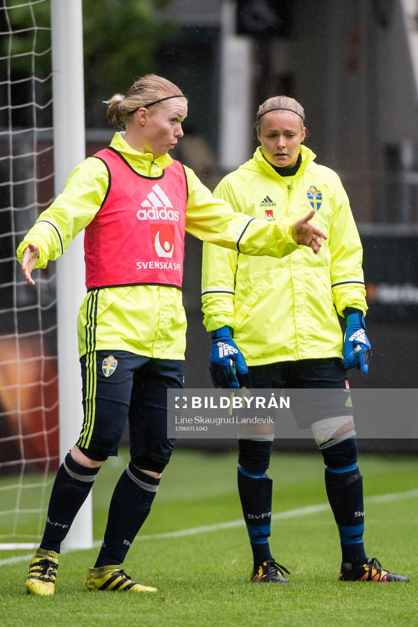 Målvakt Hedvig Lindahl och målvakt Hilda Carlén