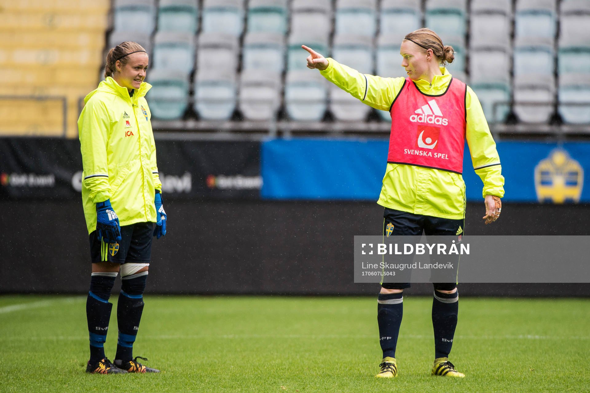 Målvakt Hilda Carlén och målvakt Hedvig Lindahl