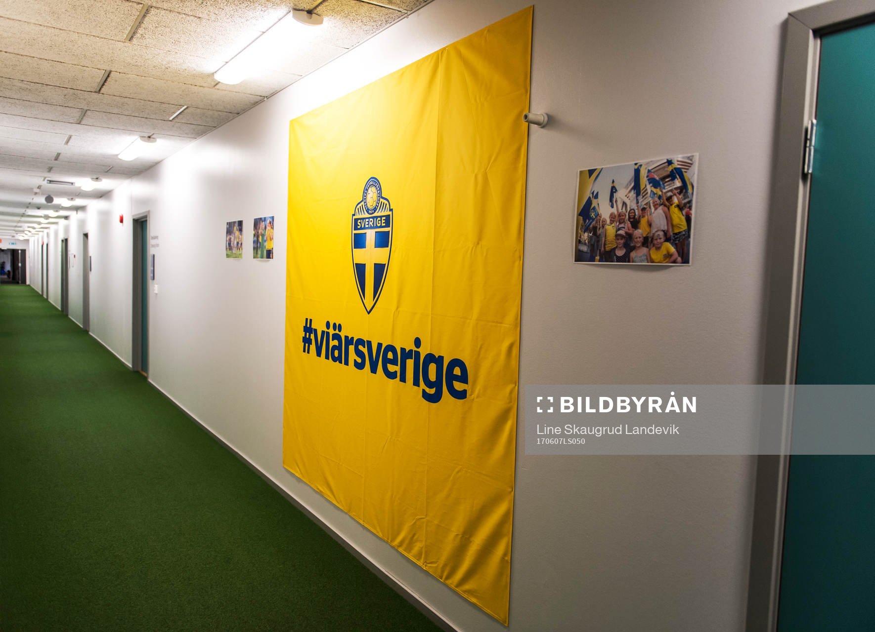 Vi Är Sverige flagga uppsatt i Gamla Ullevis spelargång