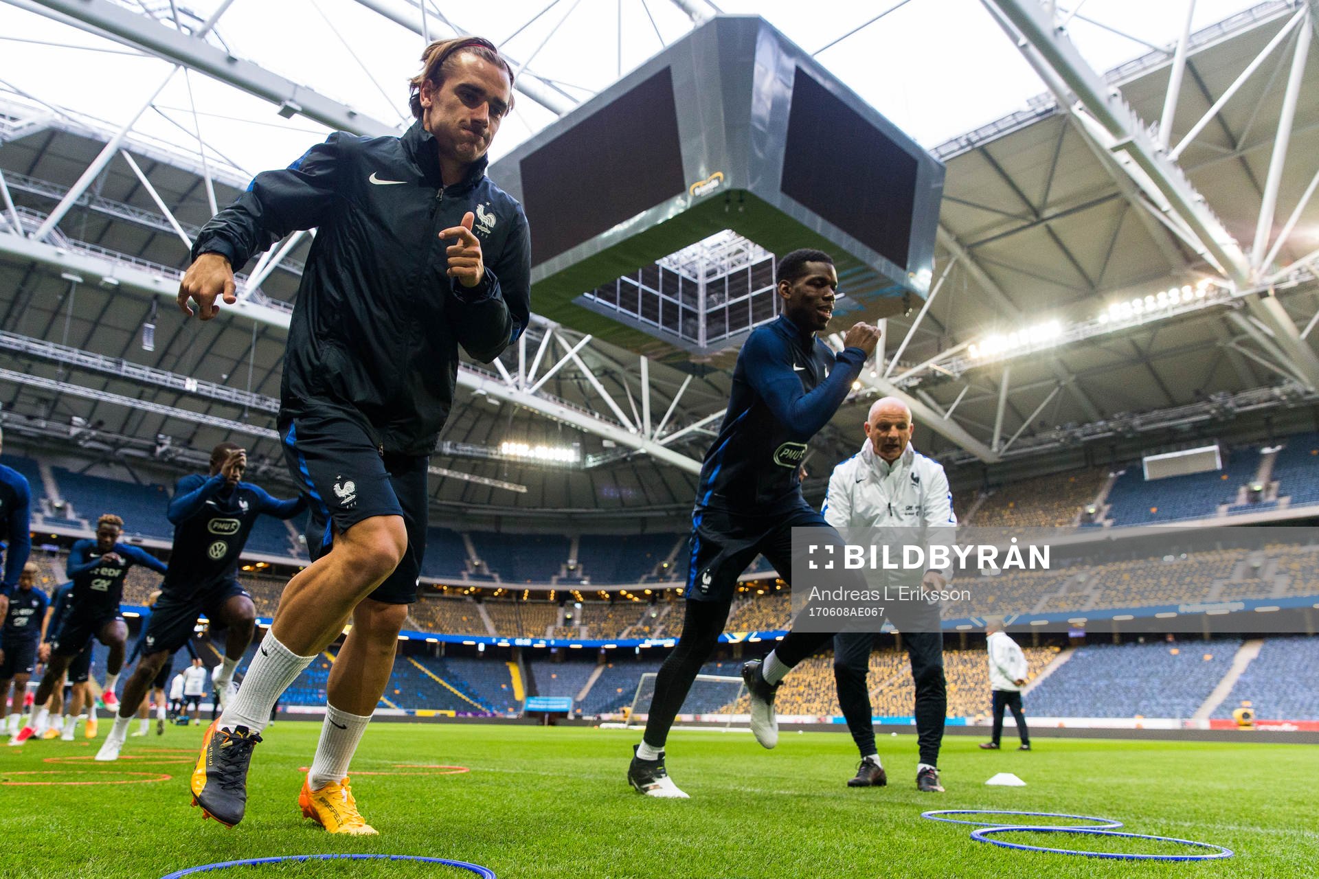 Frankrikes Antoine Griezmann och Paul Pogba under en träning med Frankrikes fotbollslandslag den 8 juni 2017 i Stockholm.