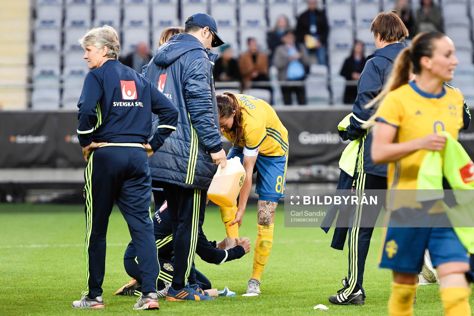 Sveriges Lotta Schelin får sin fot lindad