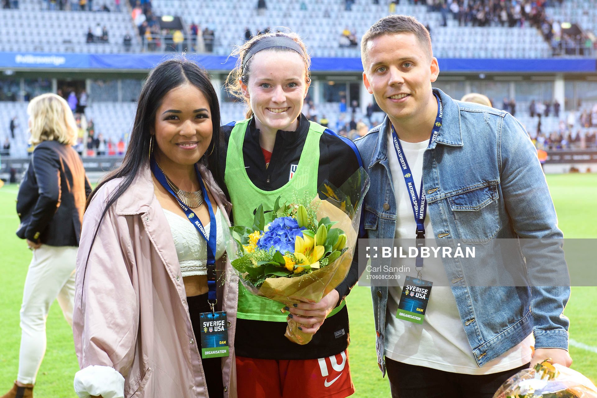 s Rose Lavelle (m), tar emot blommor och pris för matchens