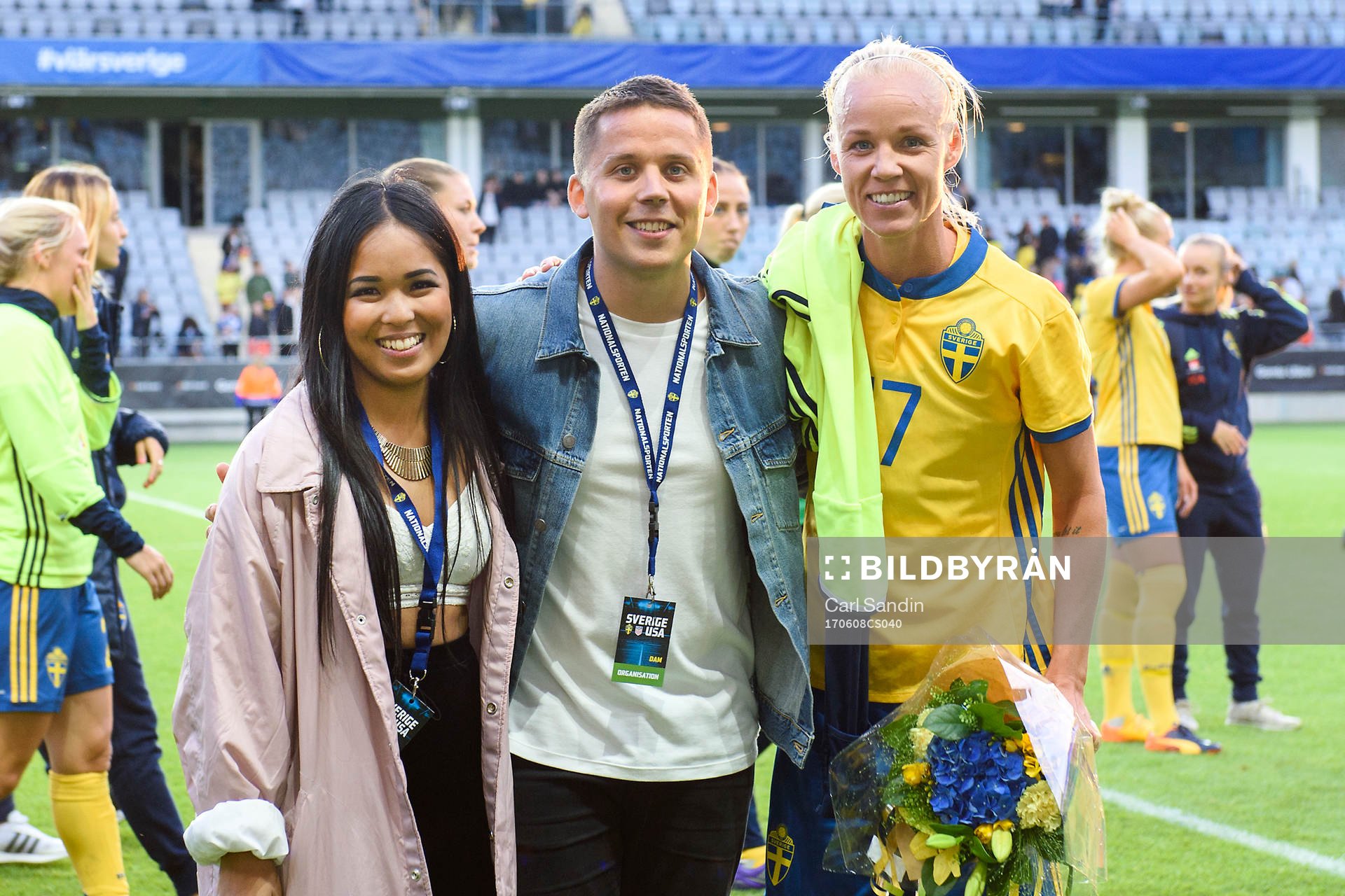 Sveriges Caroline Seger (h), tar emot blommor och pris för matchens lirare av Joanné (v) och Albin Johnsén (m) under träningslandskampen i fotboll mellan Sverige och USA den 8 juni 2017 i Göteborg.