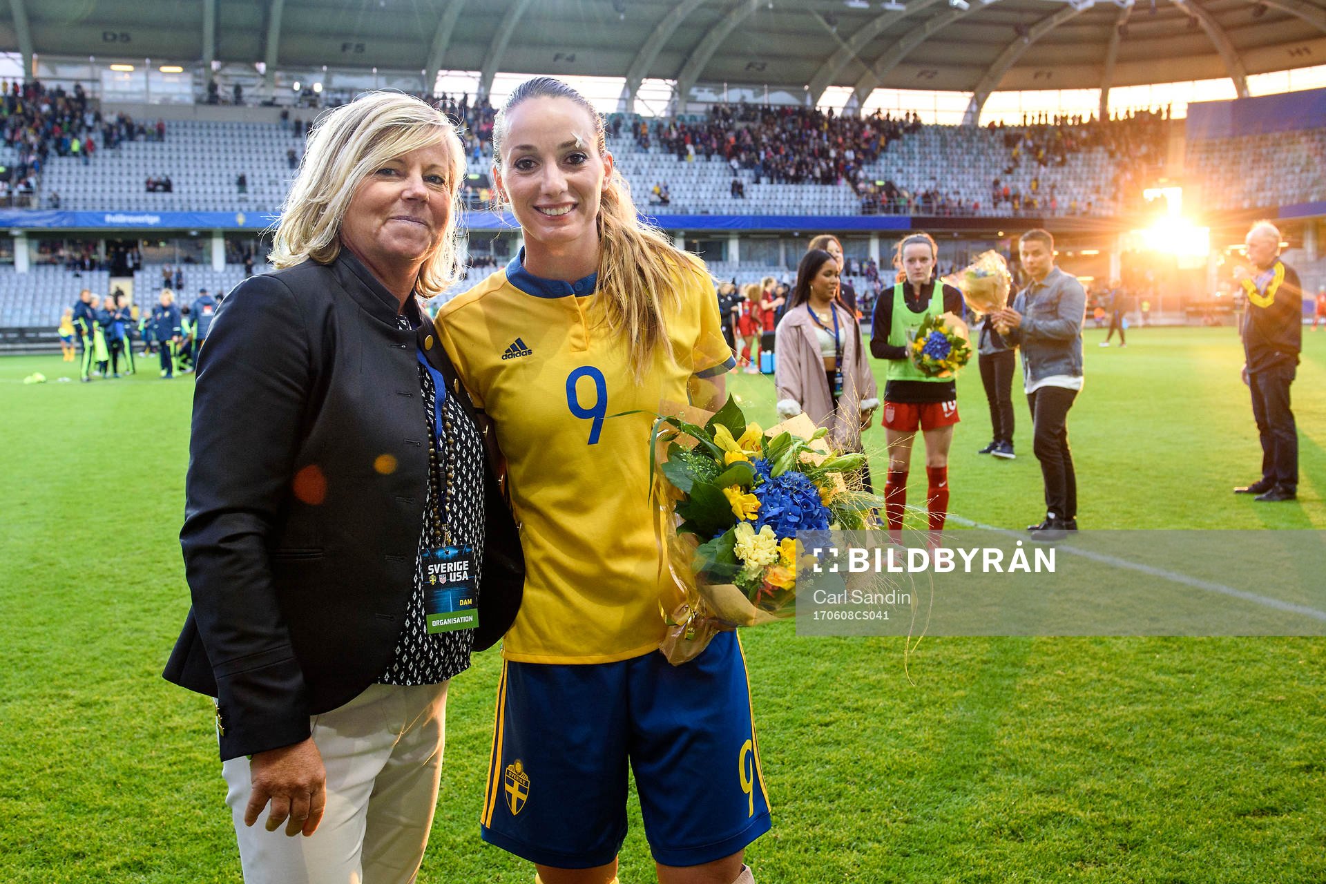 Sveriges landslagschef Marika Domanski Lyfors delar ut blommor till Sveriges Kosovare Asllani som spelat sin 100:e landskamp under träningslandskampen i fotboll mellan Sverige och USA den 8 juni 2017 i Göteborg.