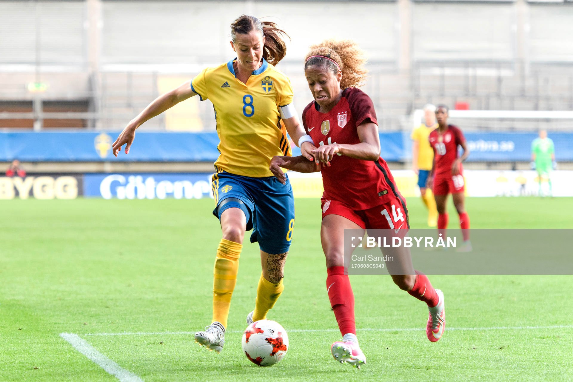Sveriges Lotta Schelin i närkamp med USA:s Casey Short under träningslandskampen i fotboll mellan Sverige och USA den 8 juni 2017 i Göteborg.