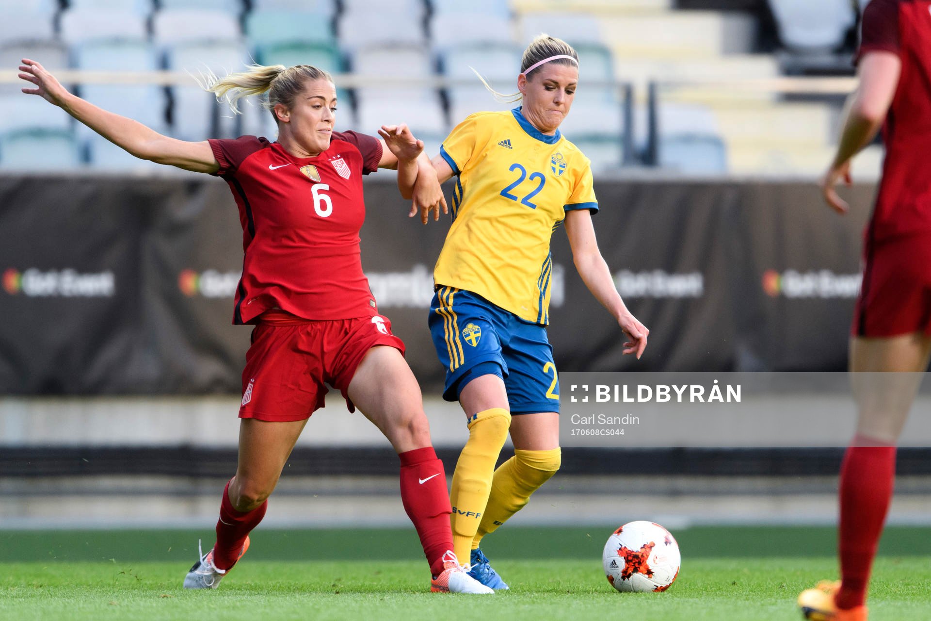 USA:s Abby Dahlkemper i närkamp med Sveriges Olivia Schough under träningslandskampen i fotboll mellan Sverige och USA den 8 juni 2017 i Göteborg.