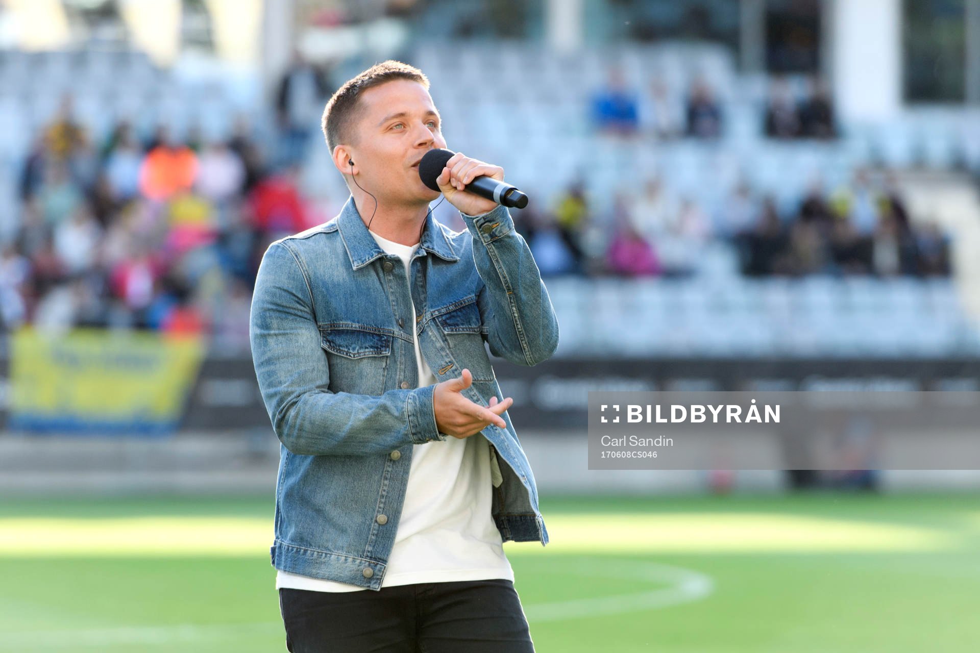 Albin Johnsén framför EM-låten innan