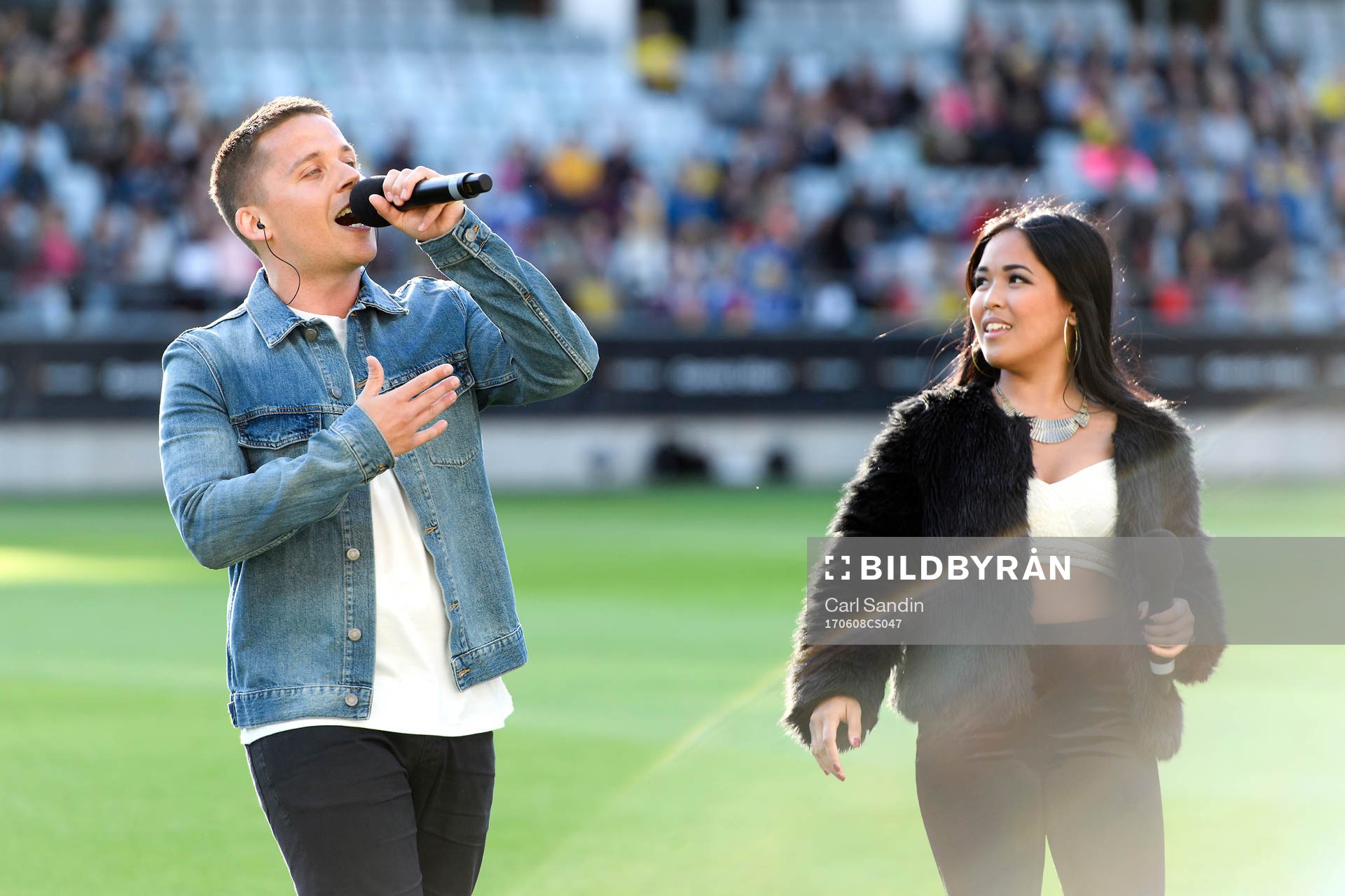 Albin Johnsén och Joanné framför EM-låten innan