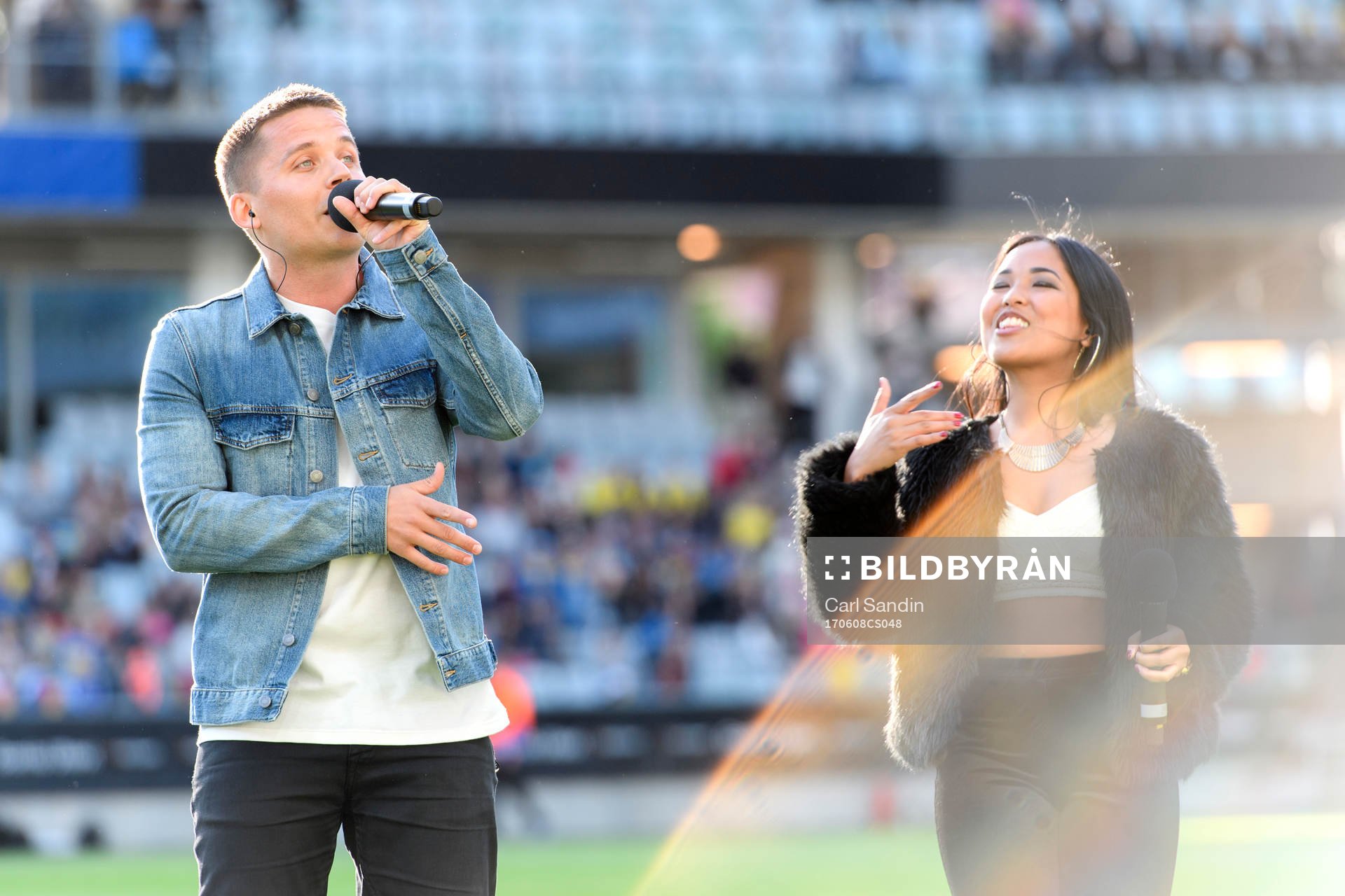 Albin Johnsén och Joanné framför EM-låten innan