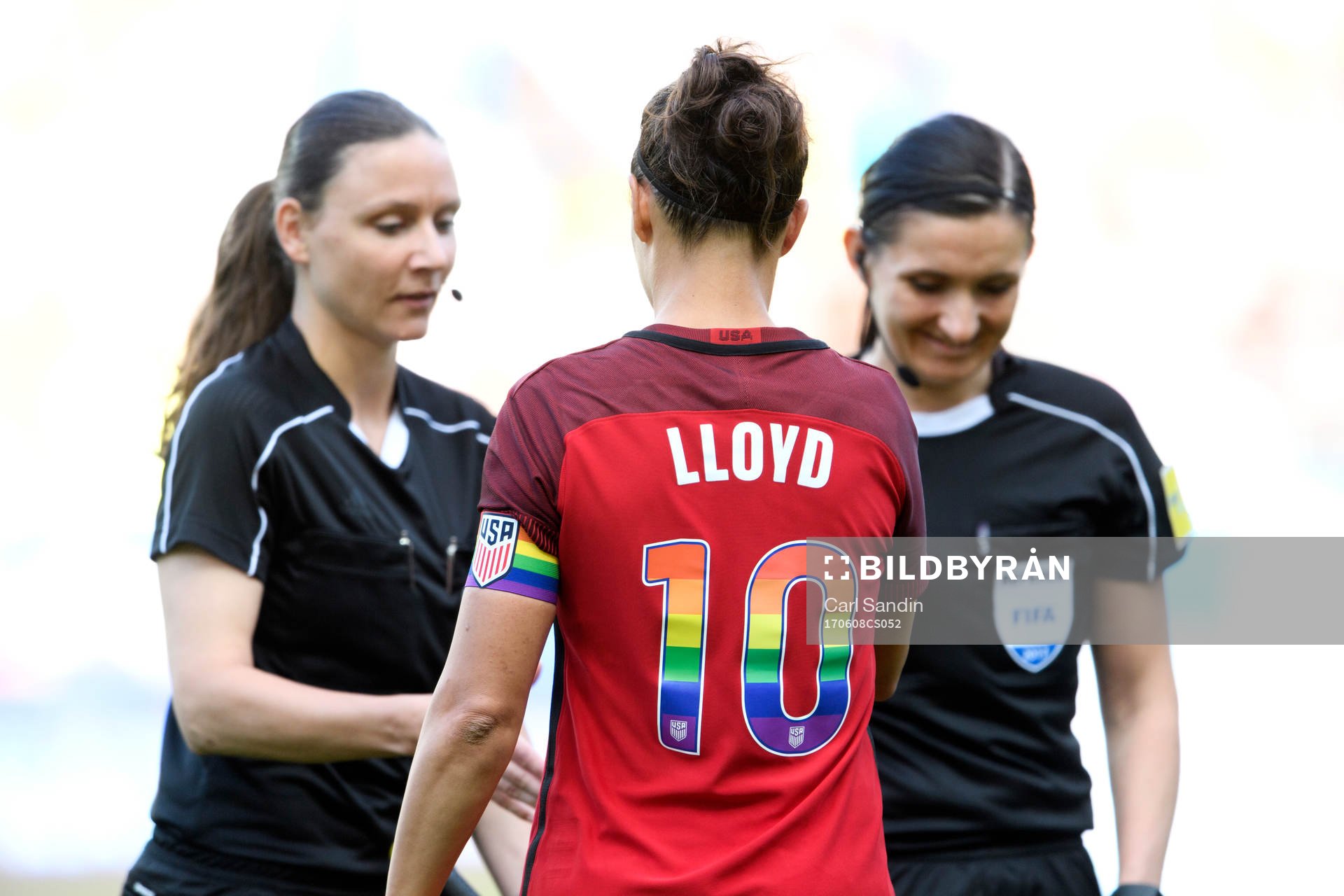 s Carli Lloyd med regnbågsfärgade siffror på ryggen